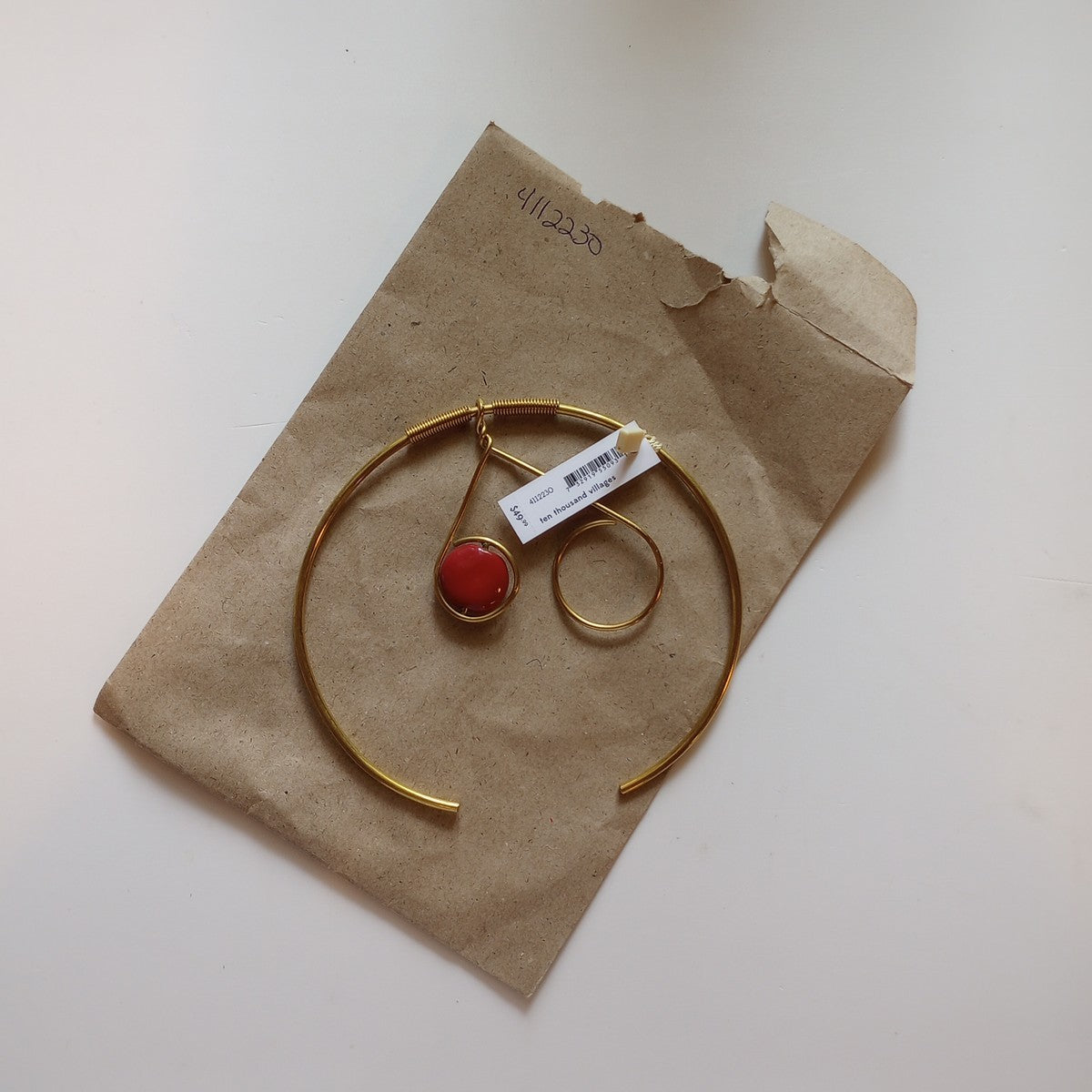 Choker w/single bead cer/br 5D adj red/brass