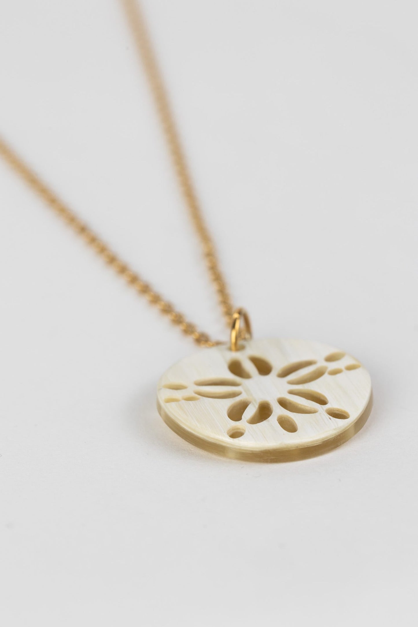 Necklace sand dollar pend horn/mtl 1Dx18L crm/gld
