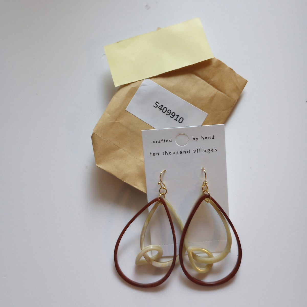 Earrings triple teardrop horn 3L tan/red