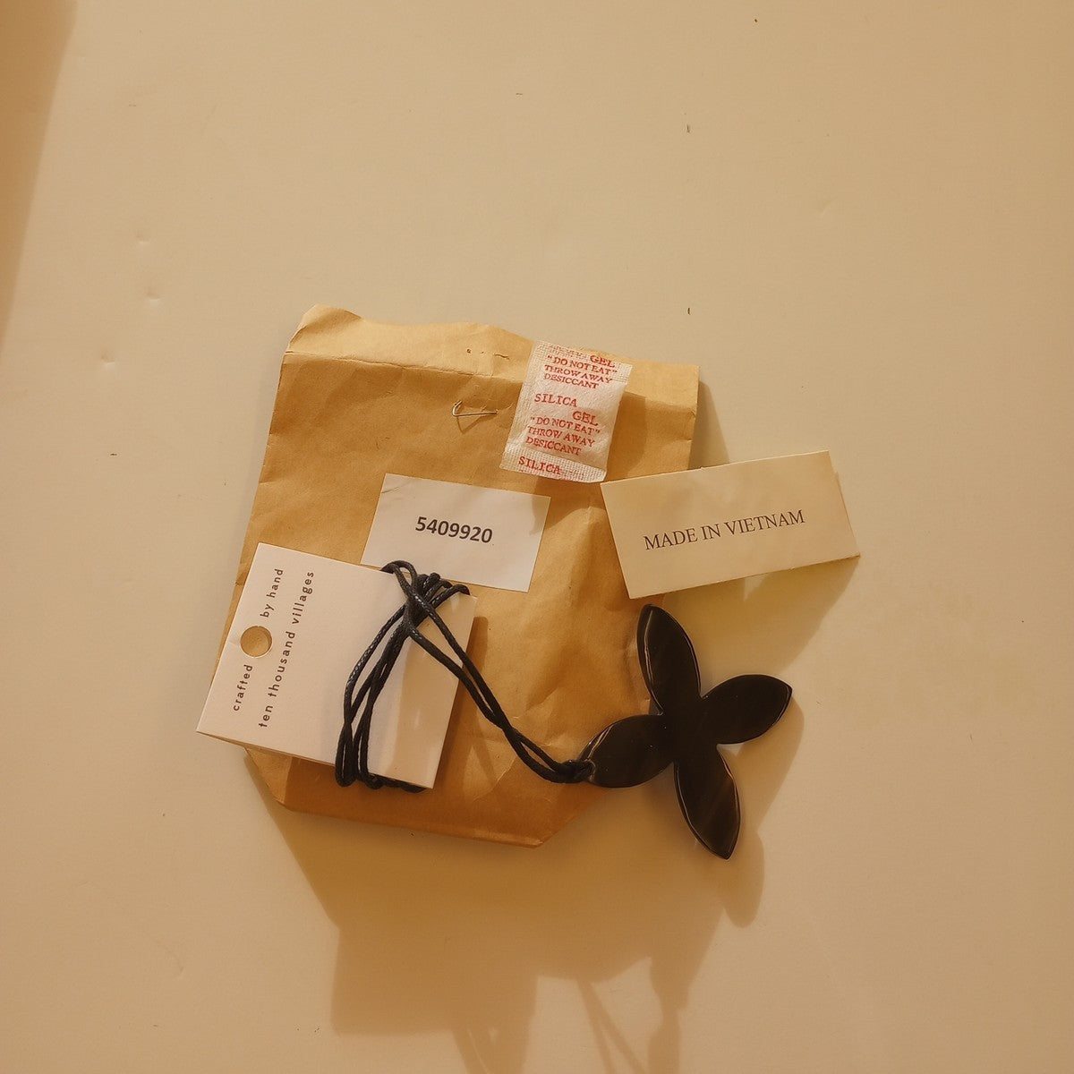 Necklace sq cross horn/cttn adj black/crm