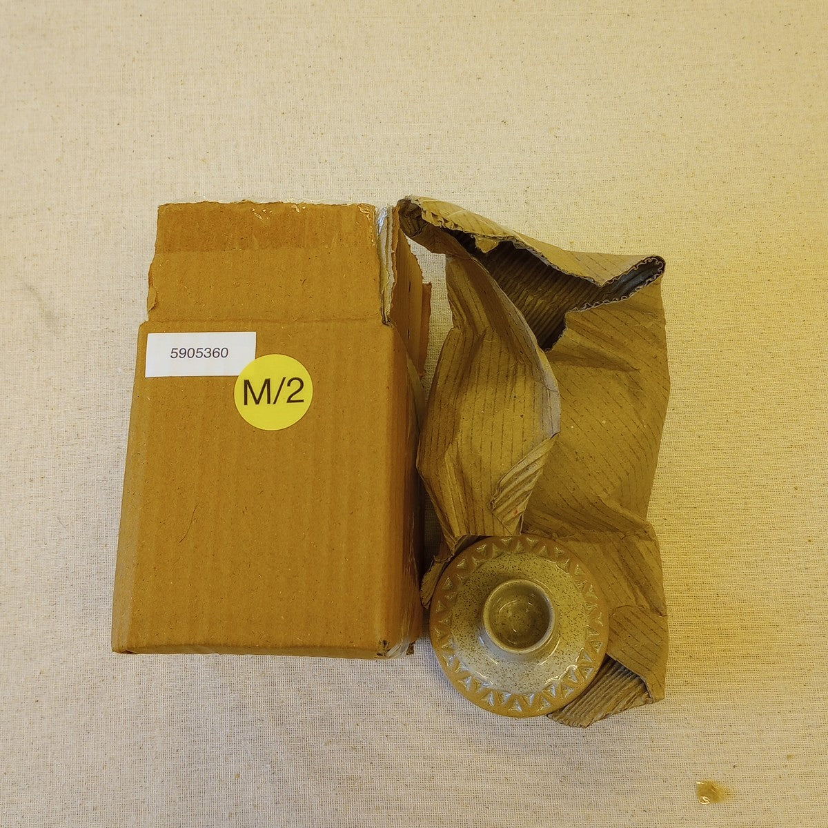 Candle holder taper M/2 trngl etch cer 3Dx1H tan