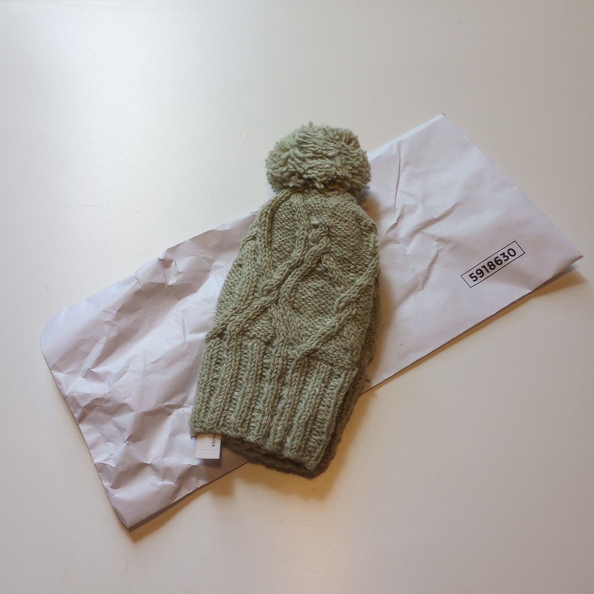 Hat cable knit w/pompom wl/banana fiber 9Dx9H sage