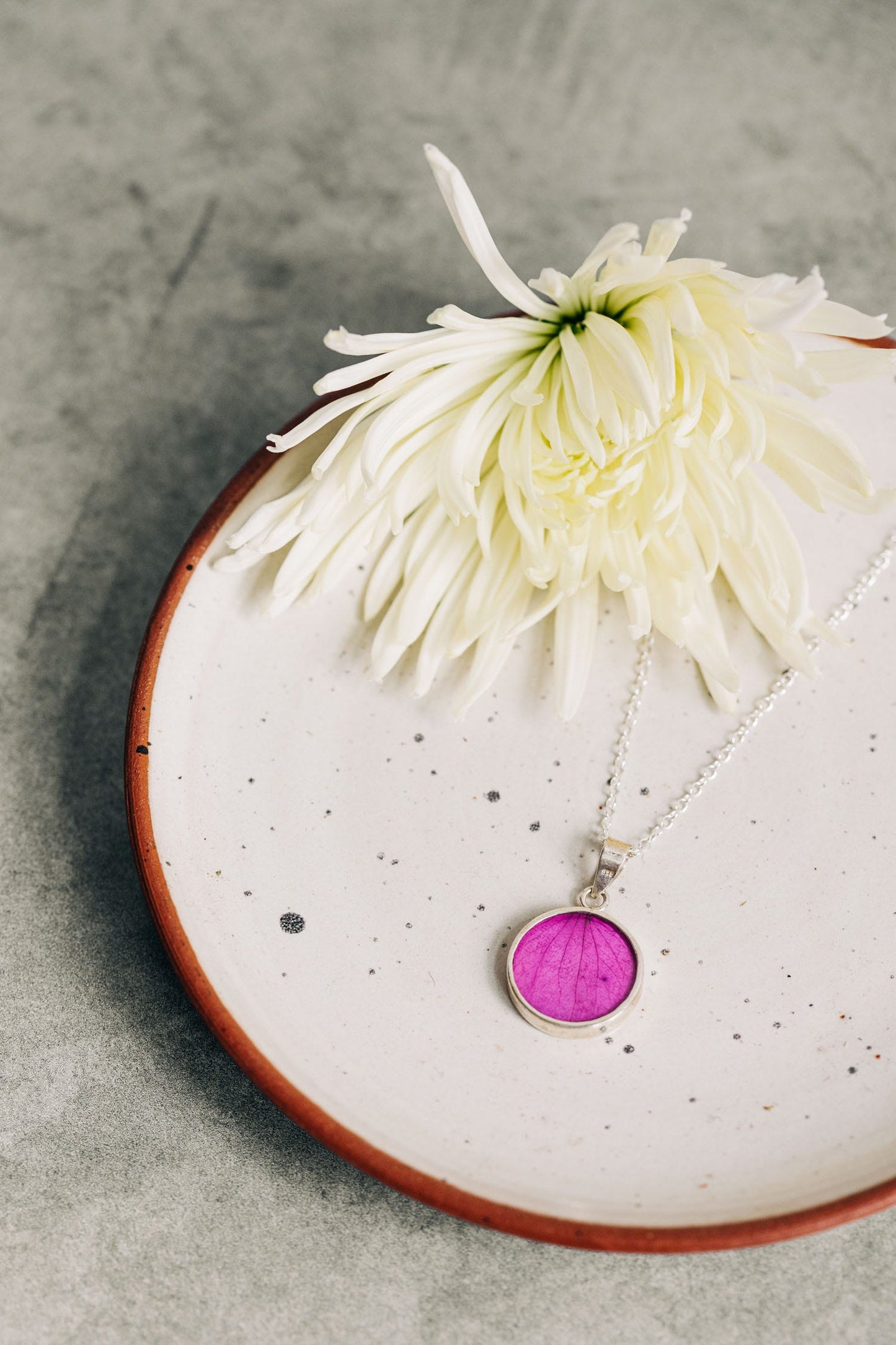 Necklace round pend strlg/pressed flwr 16L fuchsia