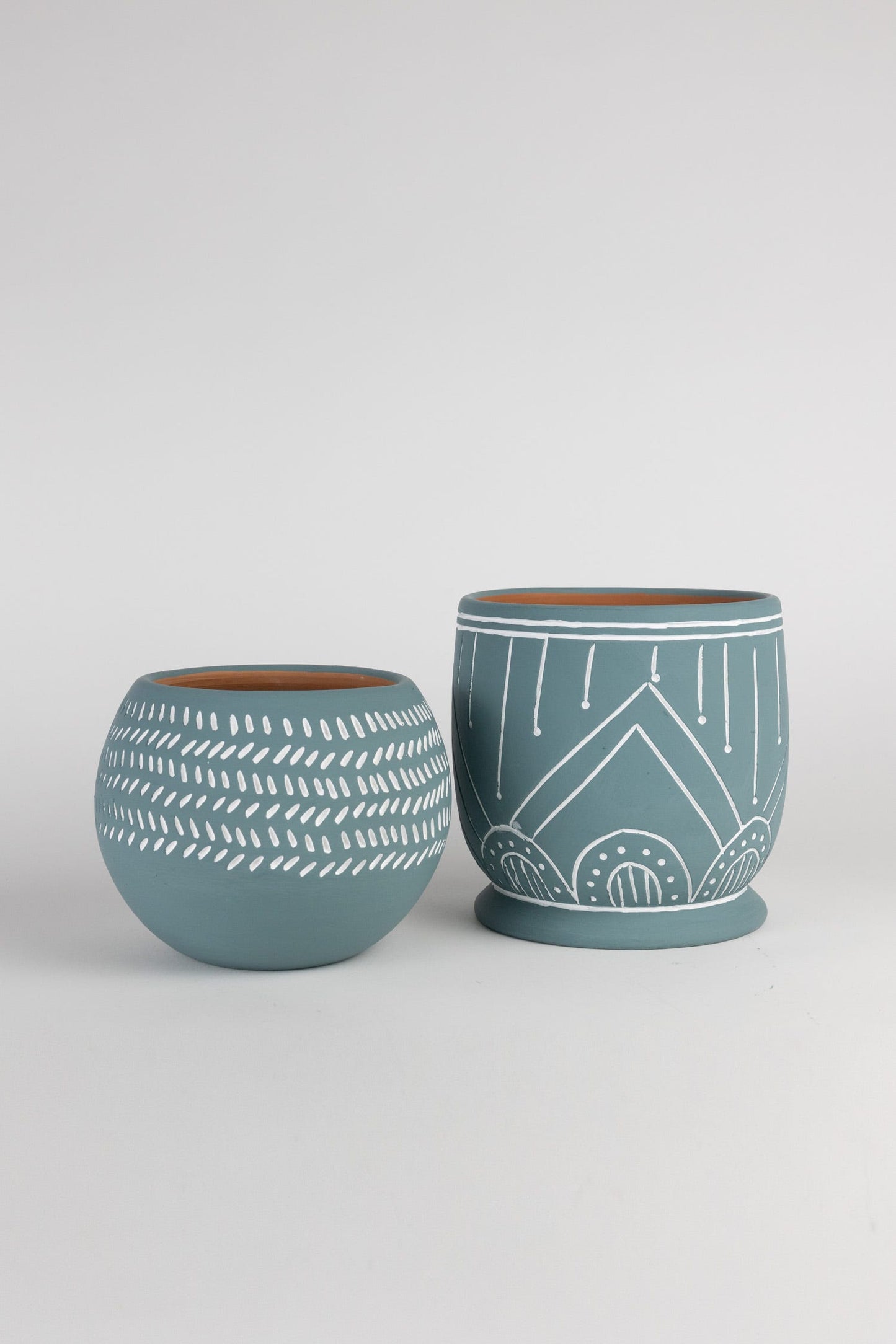 Planter rounded geo etched t-cotta 8Dx7 teal/white