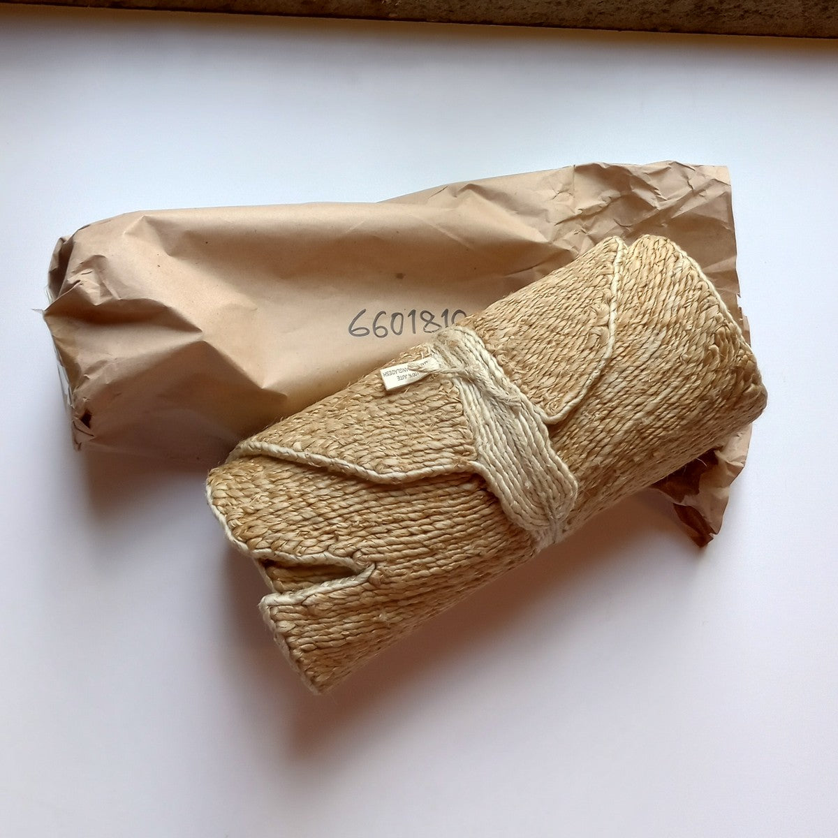 Table runner large leaf braided jute 51x12 nat/tan