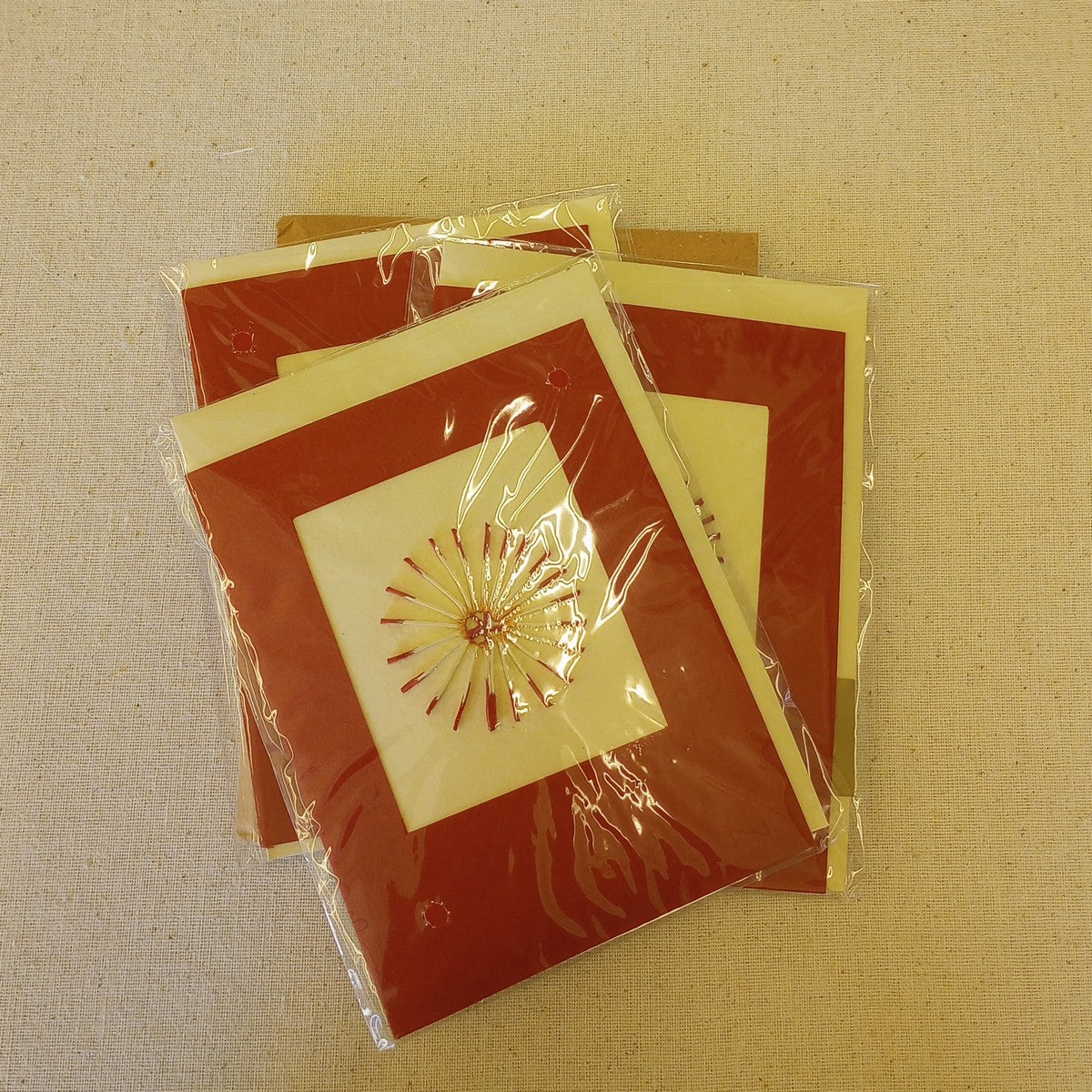 Card sunburst M/3 paper 4.5x6 red/cream