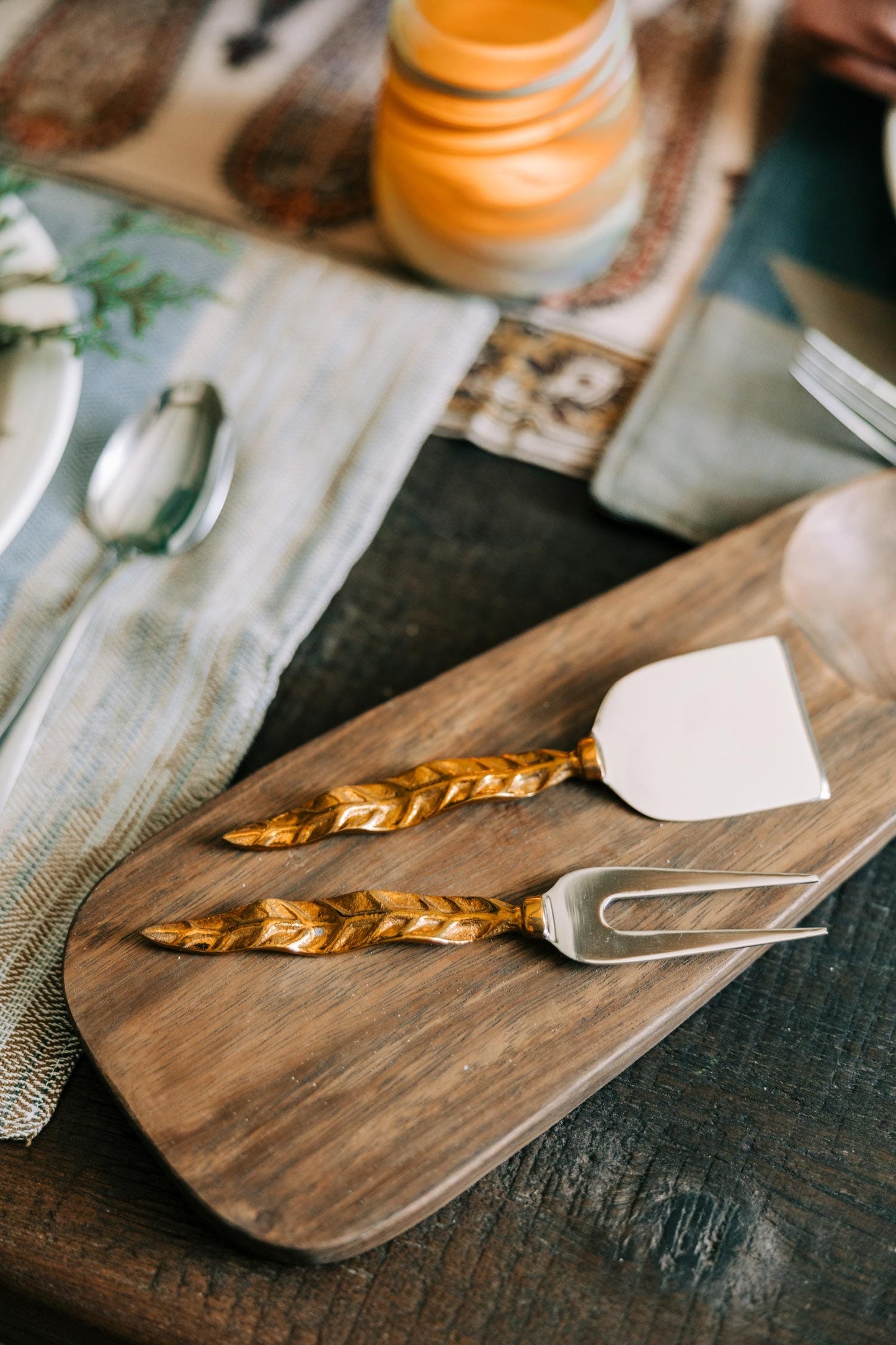 Serving board w/carved dip wood 12Lx4.5W natural