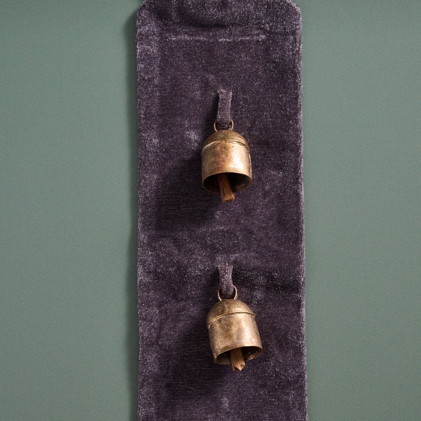 Door hanger w/3 bells velvet/brass 18Lx3.5W gry/br