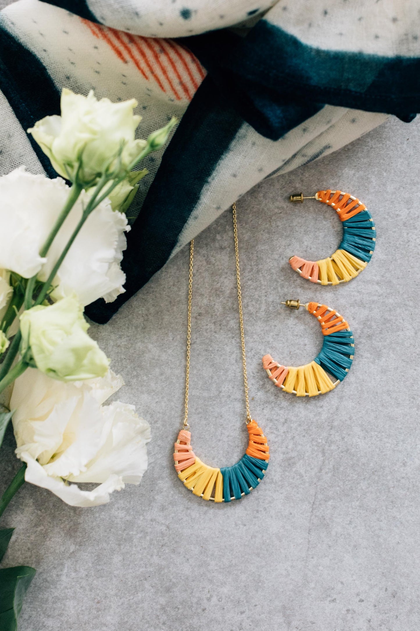Necklace wrapped crescent pend raffia 30L multi
