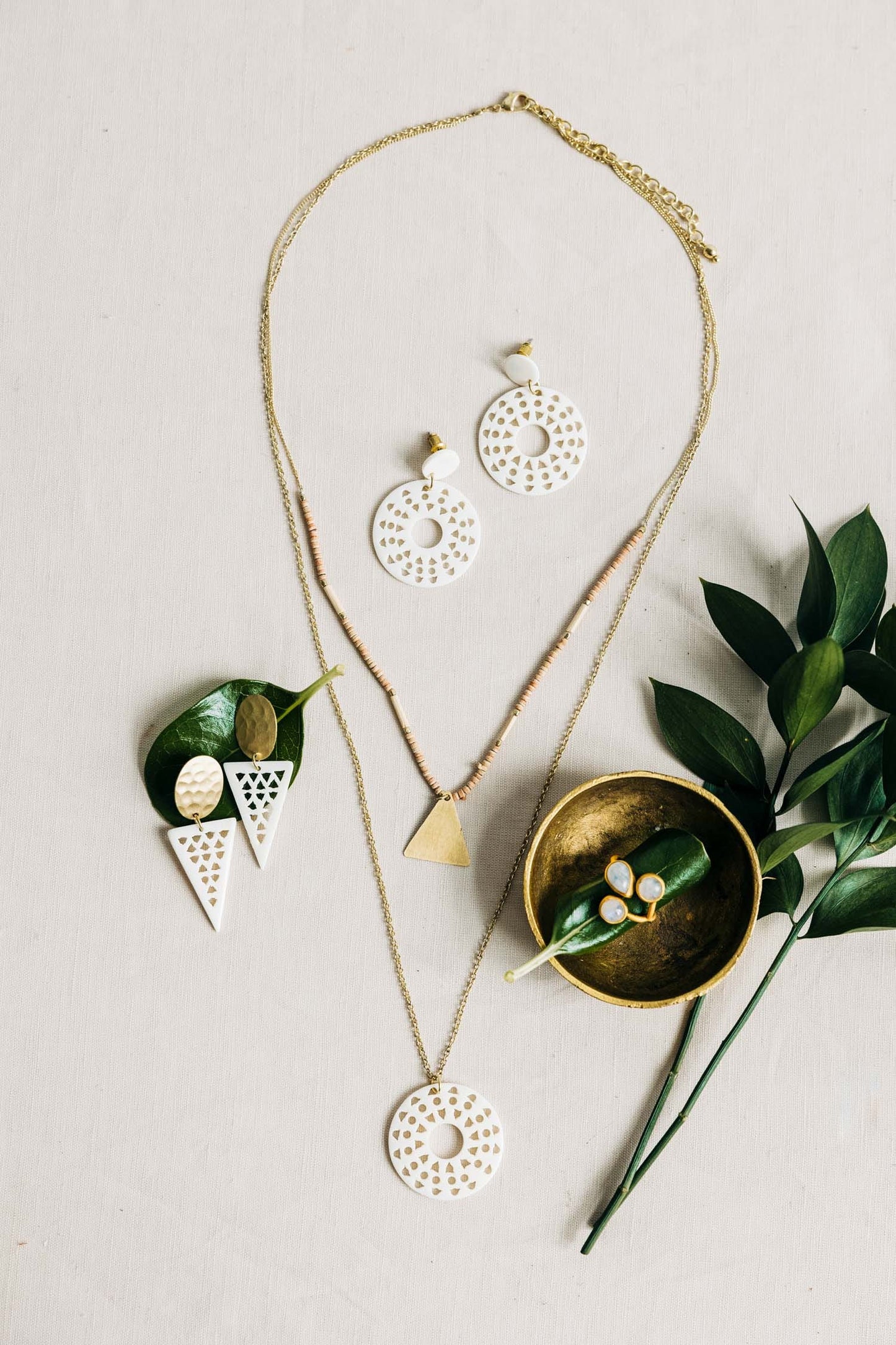 Earrings post trngl geo cut bone/mtl 2L wht/gld