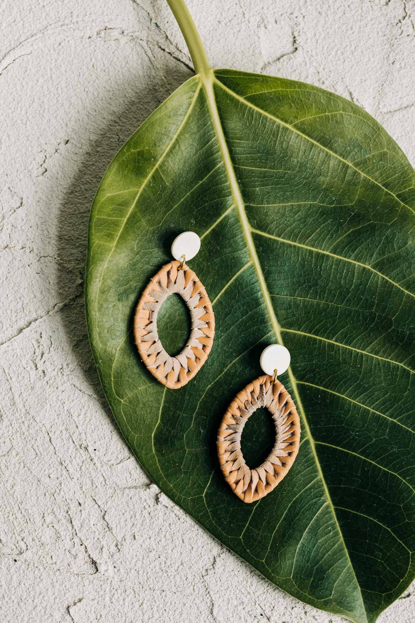 Earrings post petal lthr wrap/bone 2.25L tan/wht