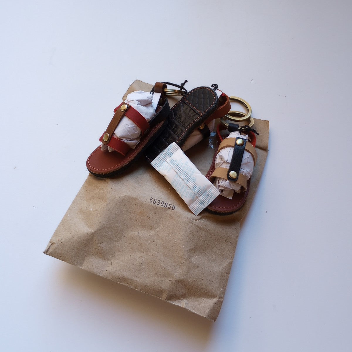 Keychain sandal M/3 leather/brass 3L blk/asst