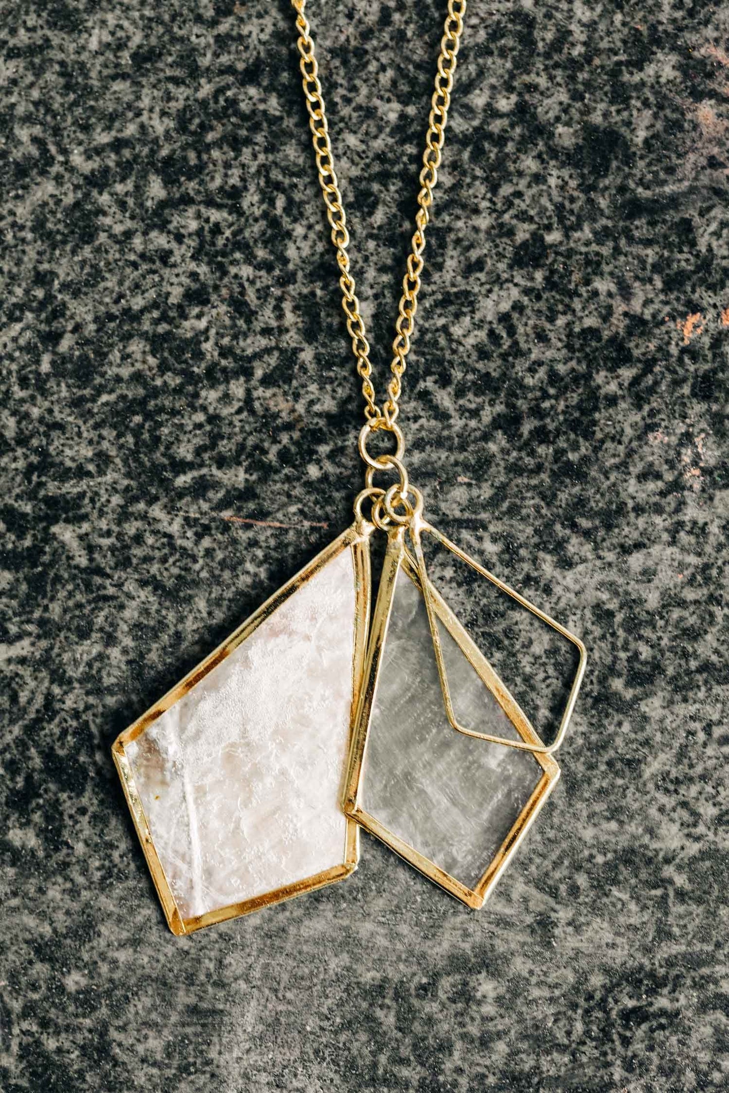 Necklace layered diamonds capiz/metal 28L crm/gld