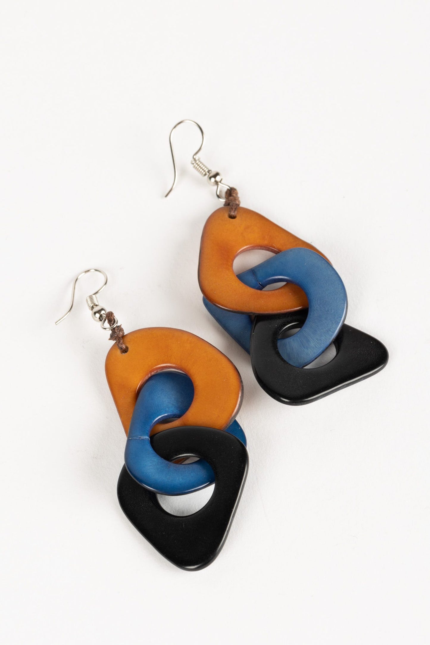 Earrings 3 flat trngl cascada tagua 3L blk/blu/brn