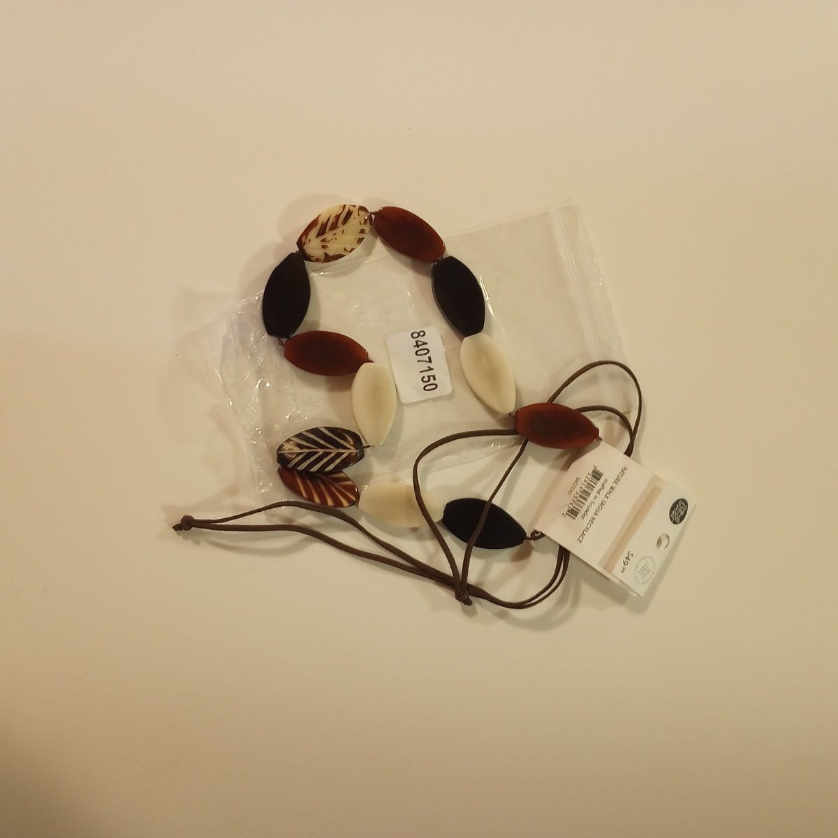 Necklace leaf ovals tagua/leather 32L adj brn/blk