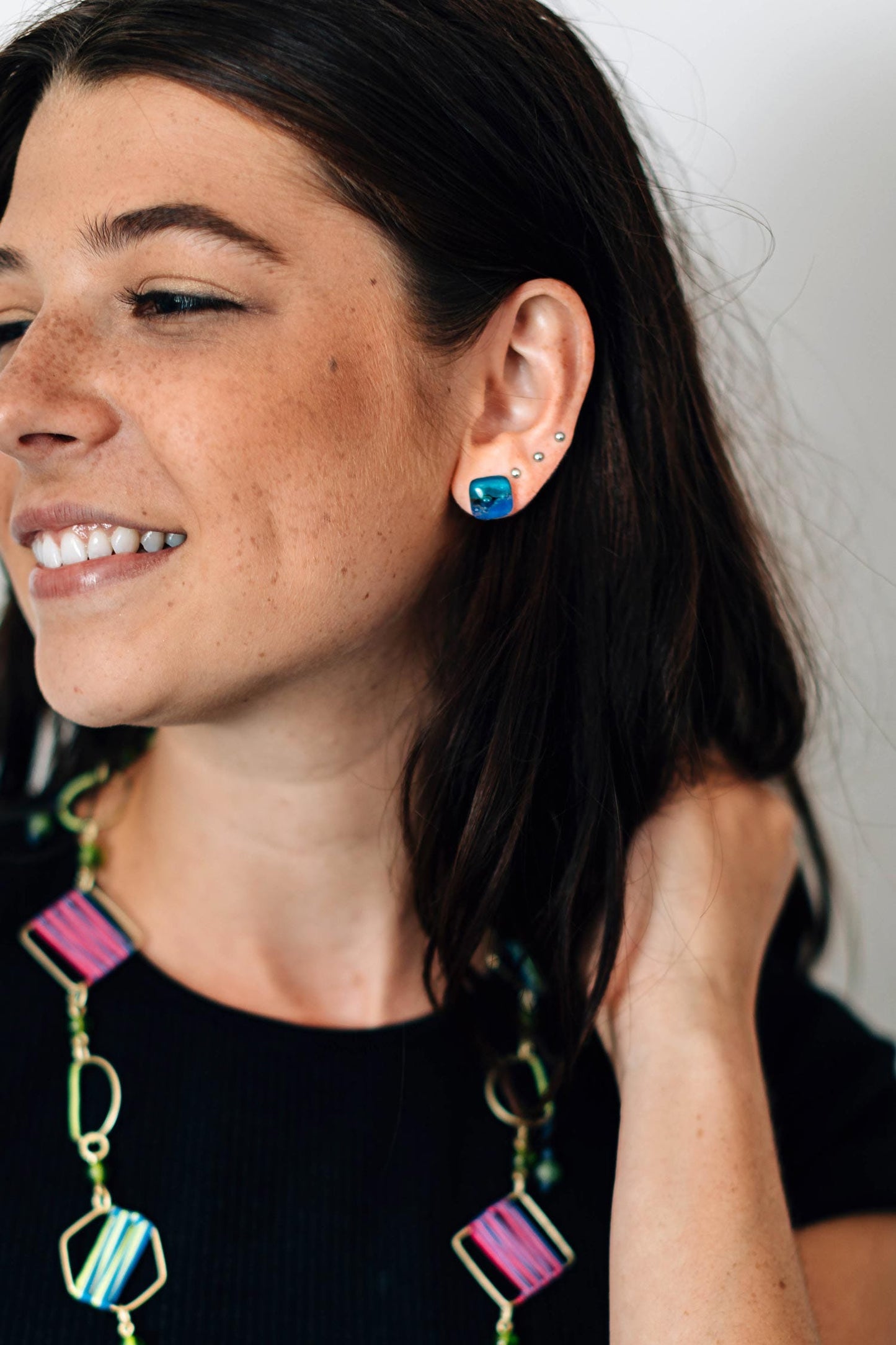Earrings post glass .5sq asst blu/grn