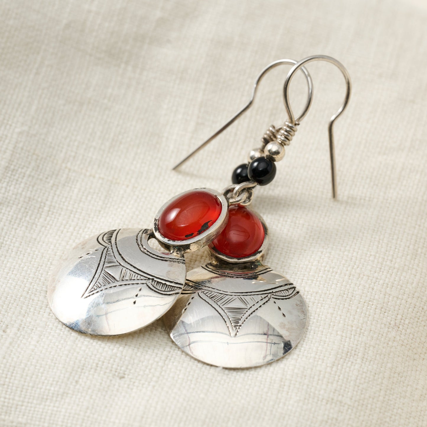Earrings disc Tuareg silv/agate 2.25L silv/rd/blk