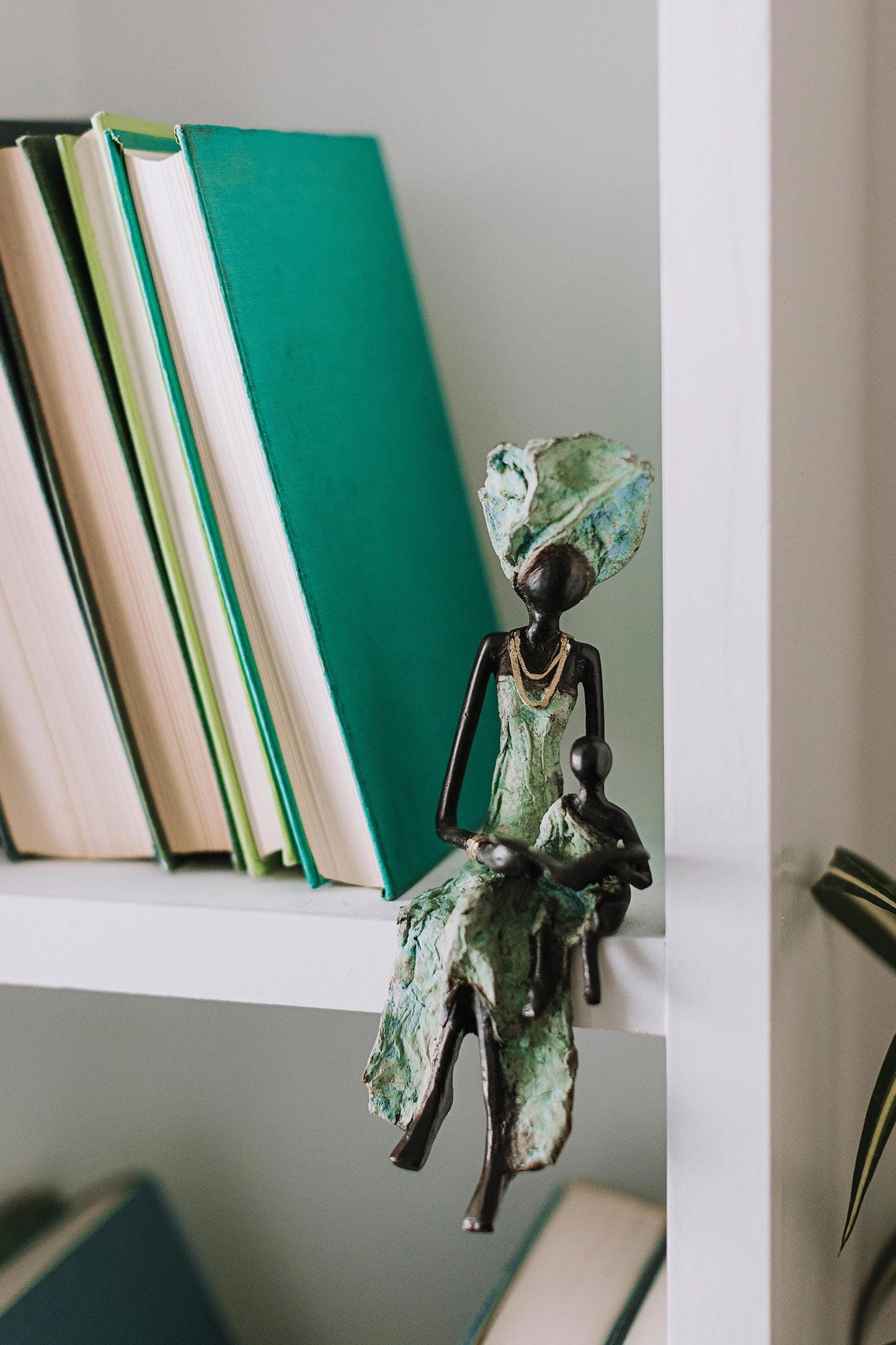 Mother/child/book bronze blk/grn