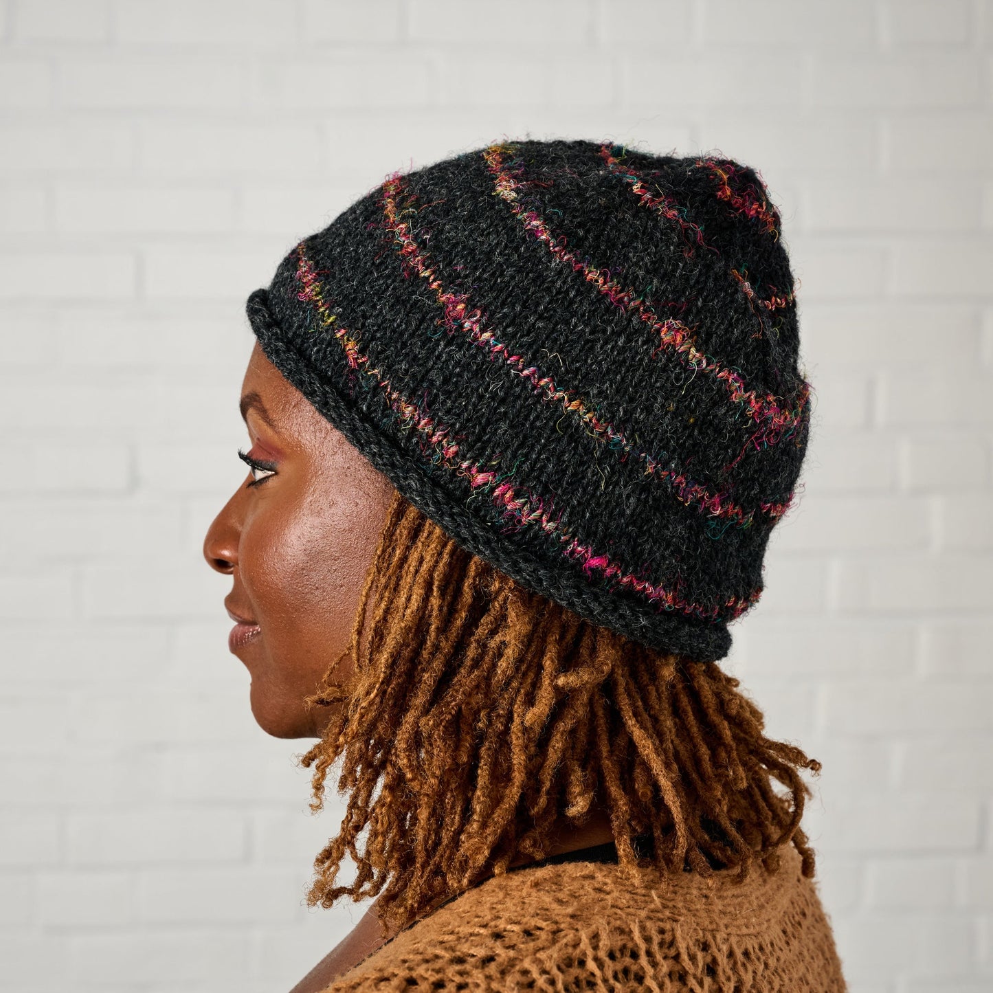 Hat knit striped wl/recyc silk 11W charcoal/multi