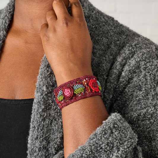 Bracelet beaded w/rose applique glass 6.5L red/grn