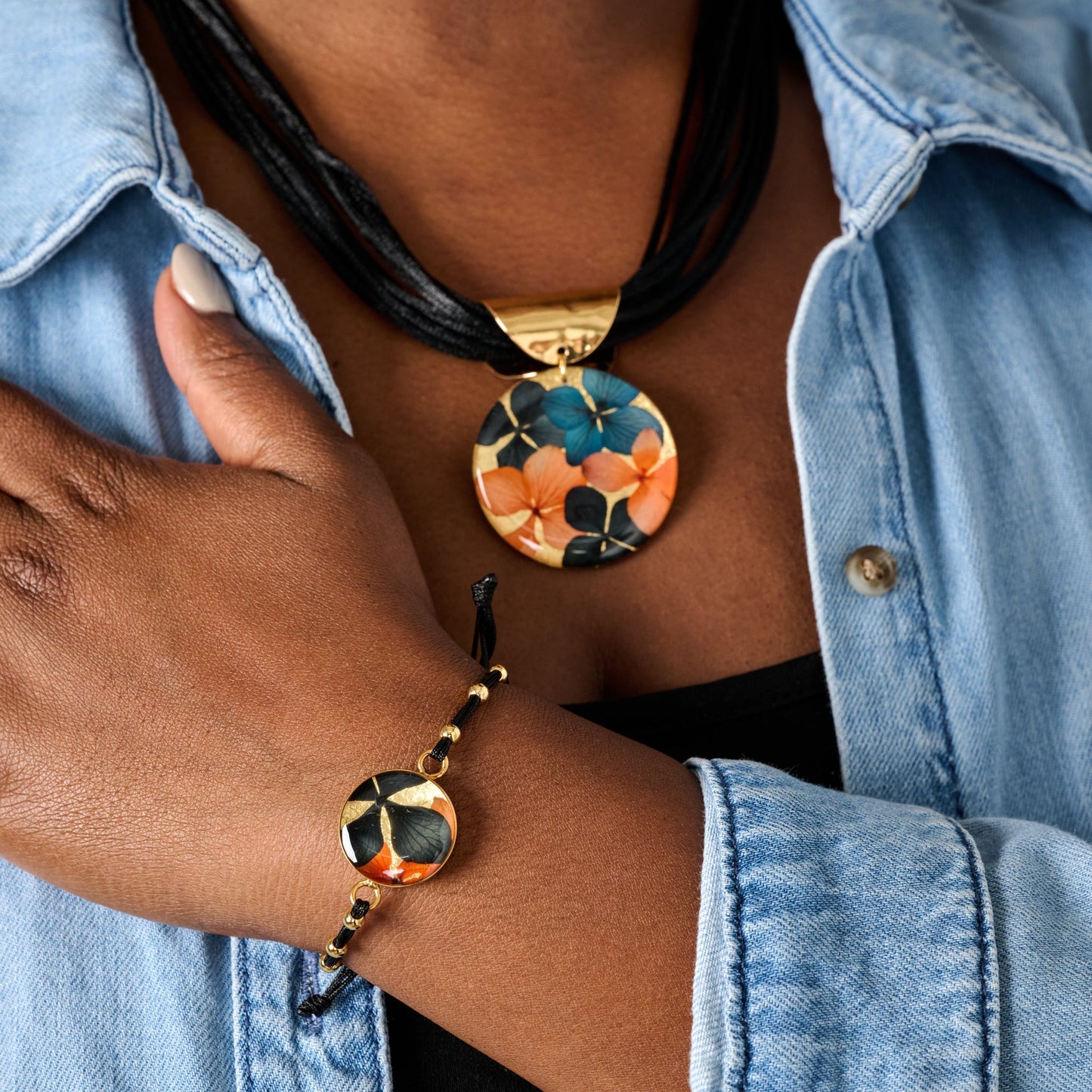 Bracelet petal resin/steel/acrylic adj blk/gld/blu
