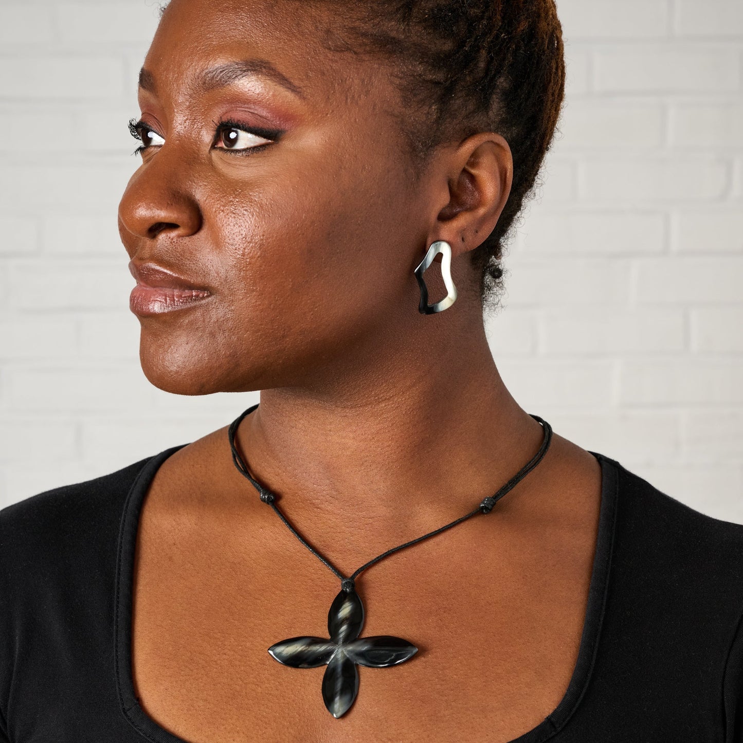 Earrings post squiggle circle horn 1.5L blk/crm