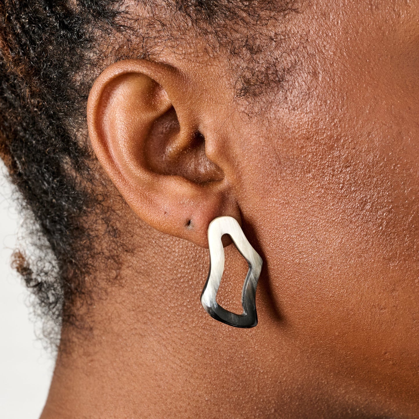 Earrings post squiggle circle horn 1.5L blk/crm