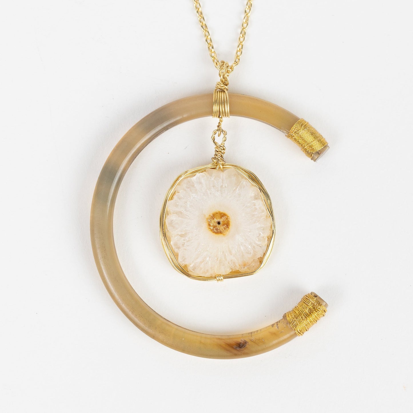 Necklace C pend geode horn/stn/brss 24L br/crm/tan