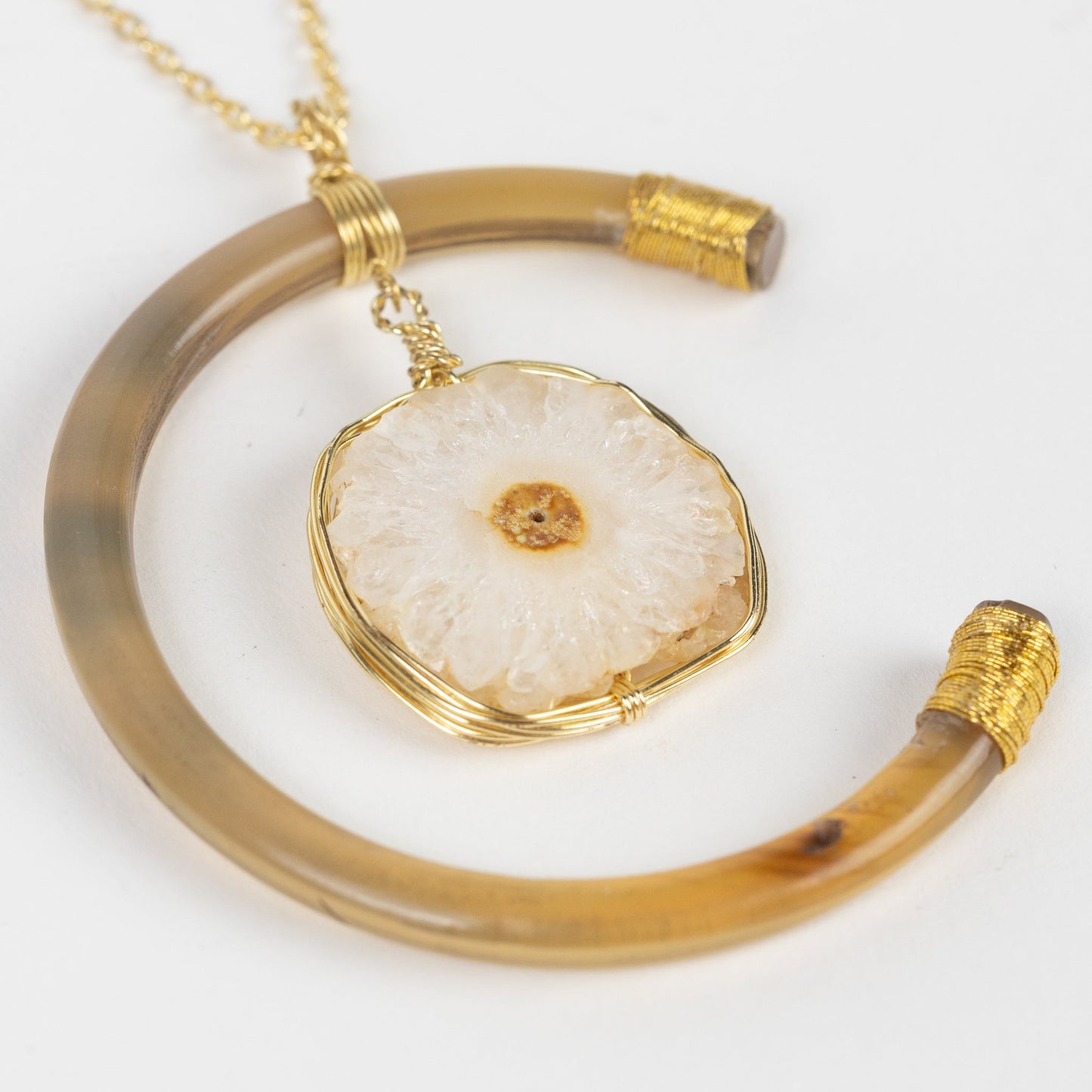 Necklace C pend geode horn/stn/brss 24L br/crm/tan