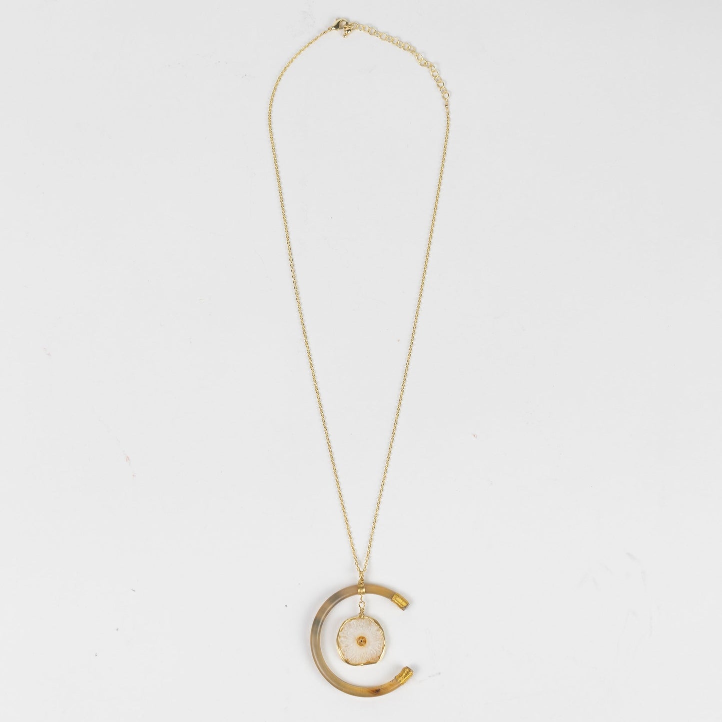 Necklace C pend geode horn/stn/brss 24L br/crm/tan