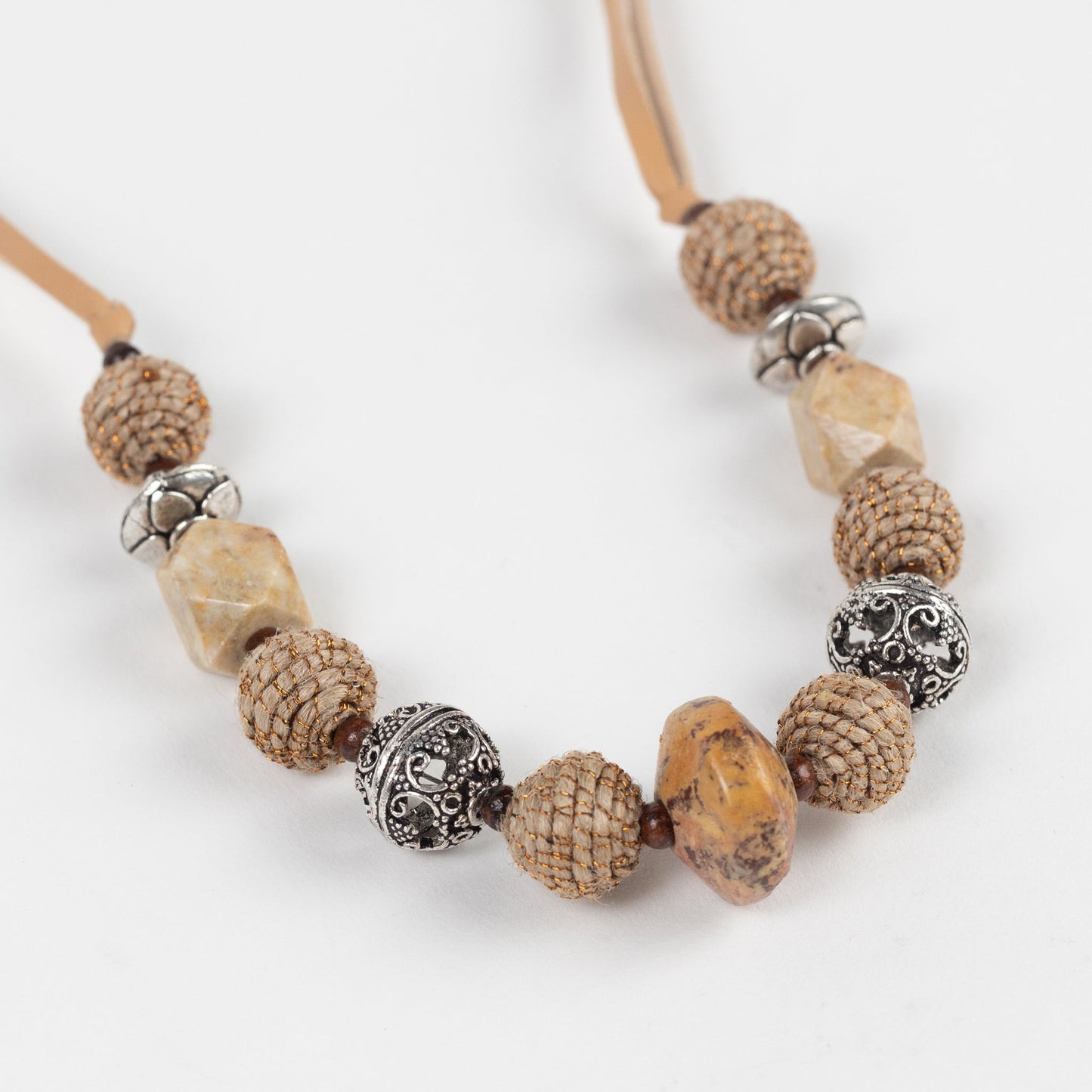 Necklace chnk bead stn/jute/brss/lthr 20L nat/silv