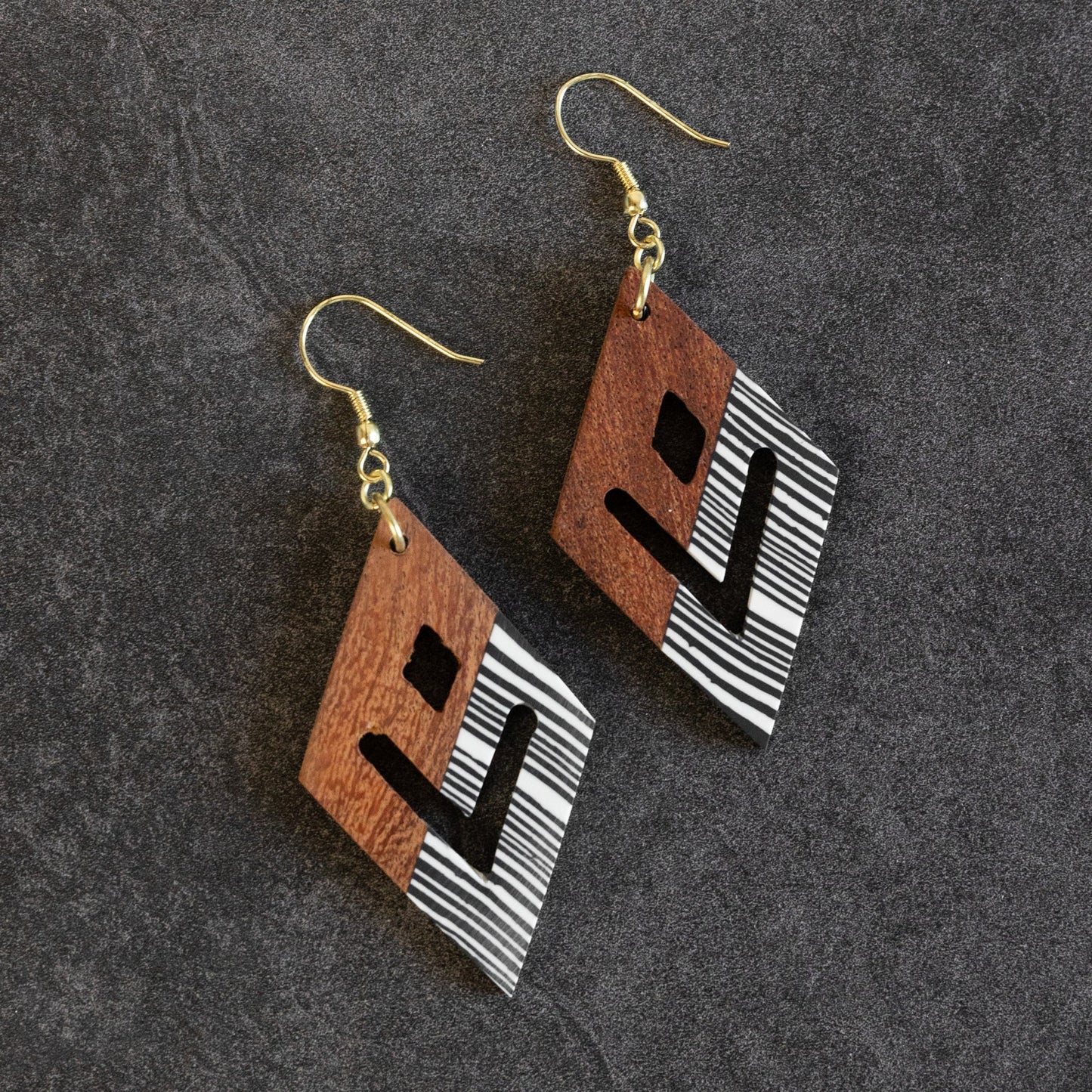 Earrings dangle zbr dmnd br/wd/clay 3.25L brn/wht