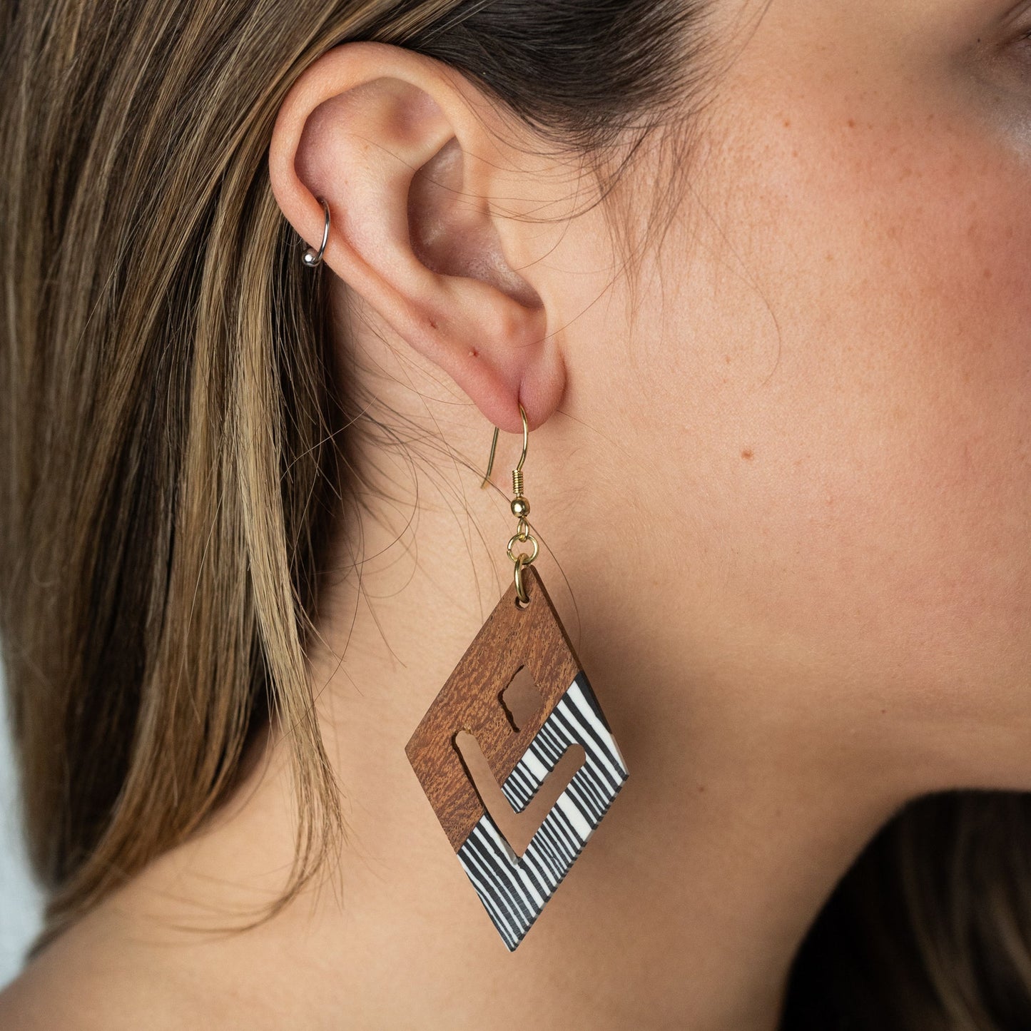 Earrings dangle zbr dmnd br/wd/clay 3.25L brn/wht