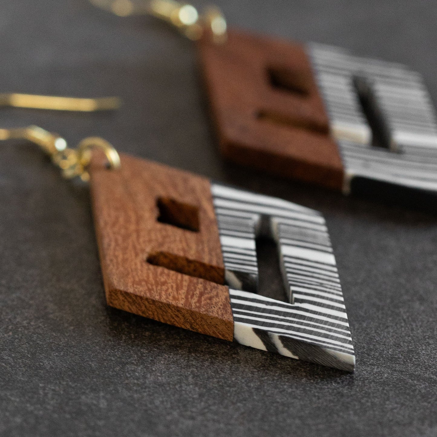 Earrings dangle zbr dmnd br/wd/clay 3.25L brn/wht