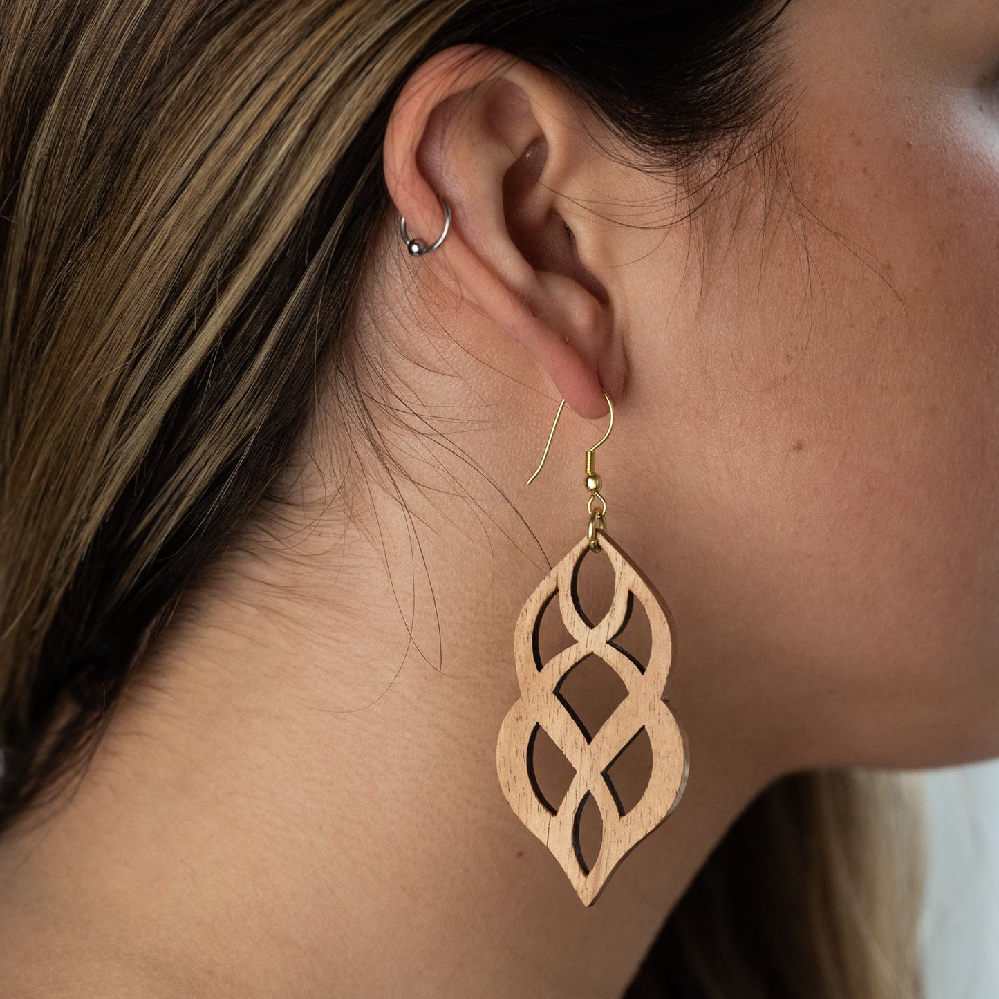 Earrings dangle filigree wood/brass 3L brn/br