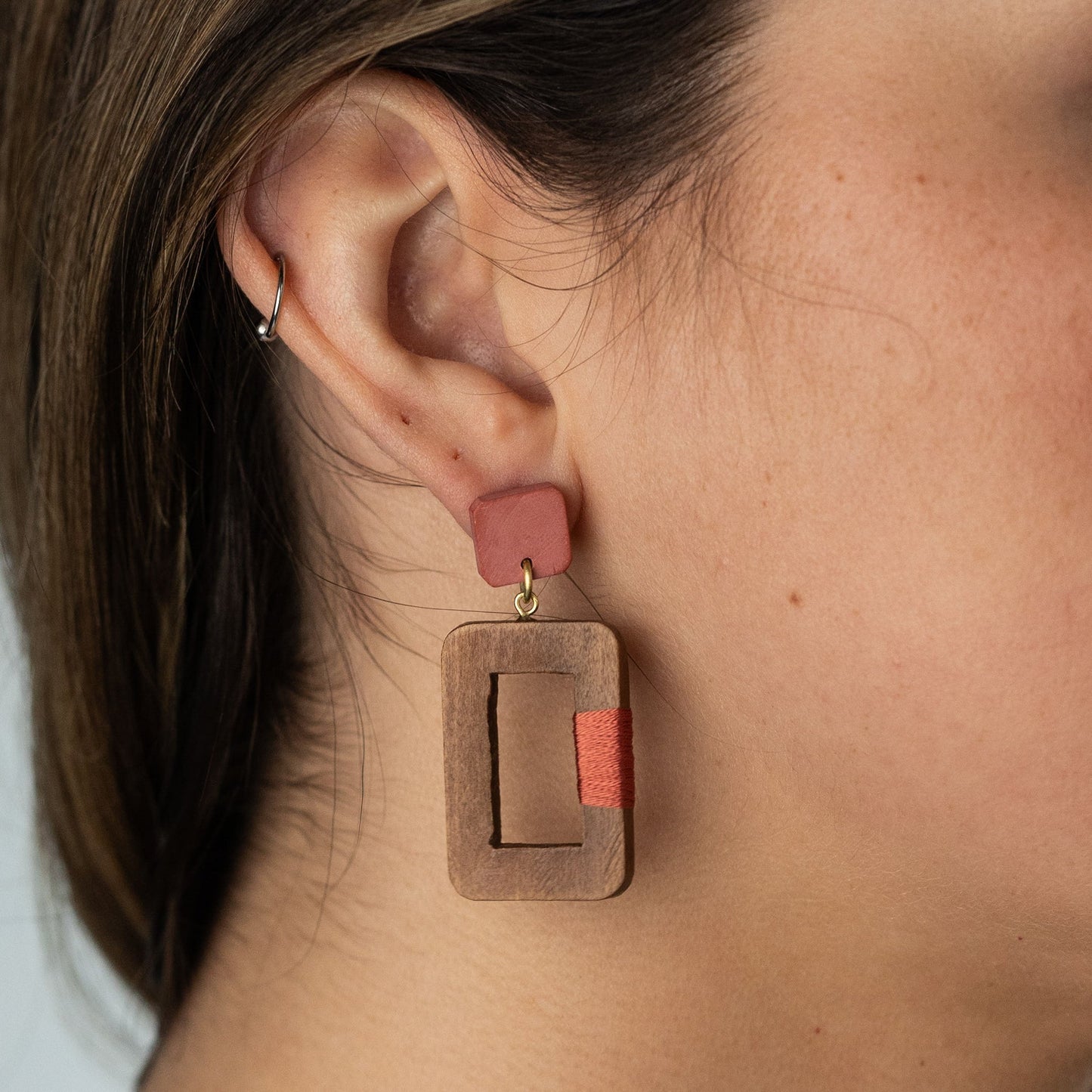 Earrings dangle rect wood/clay/silk 1.75L brn/orng