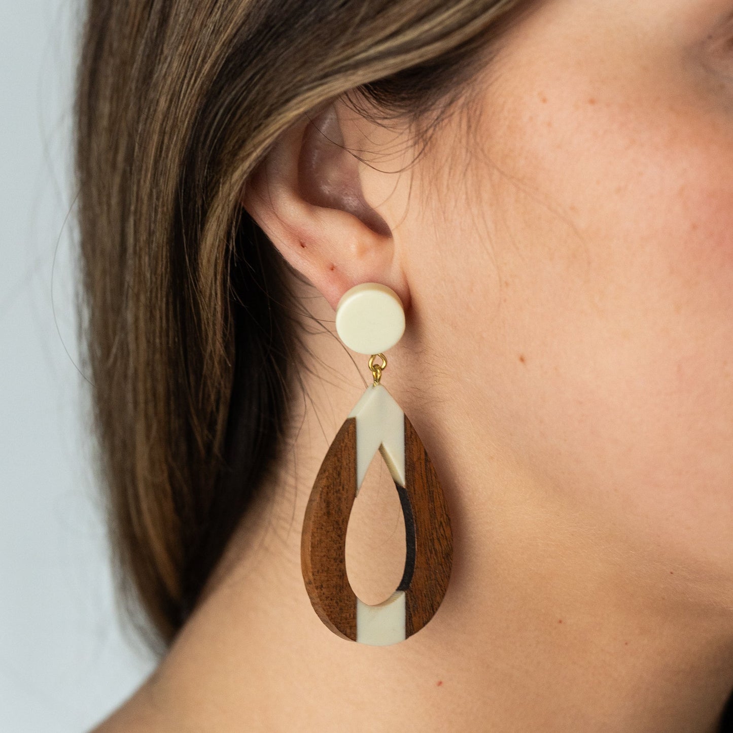 Earrings dangle teardrop wood/resin 2.5L ivory/brn