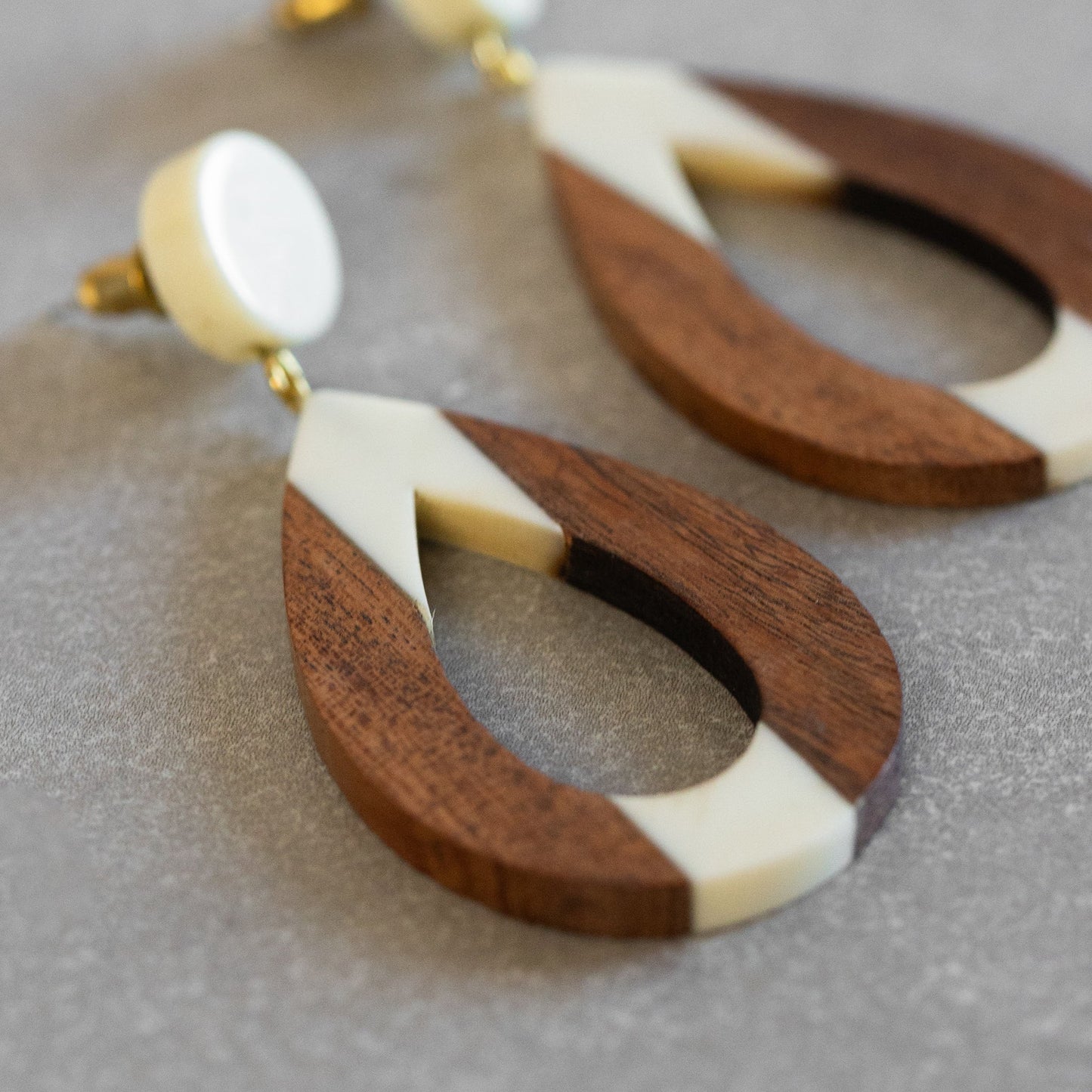 Earrings dangle teardrop wood/resin 2.5L ivory/brn