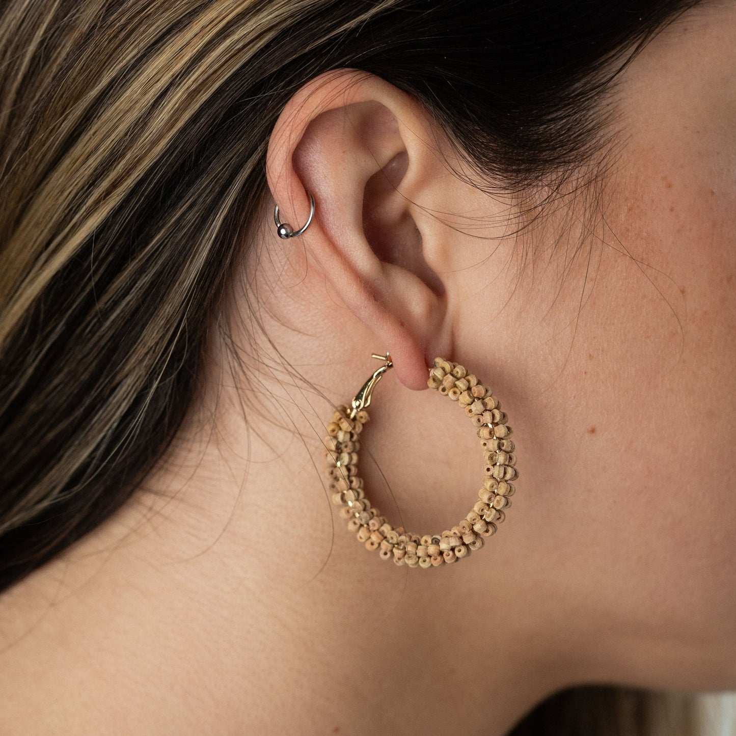 Earrings hoop w/micro bead wood/brass 1.5D br/brn