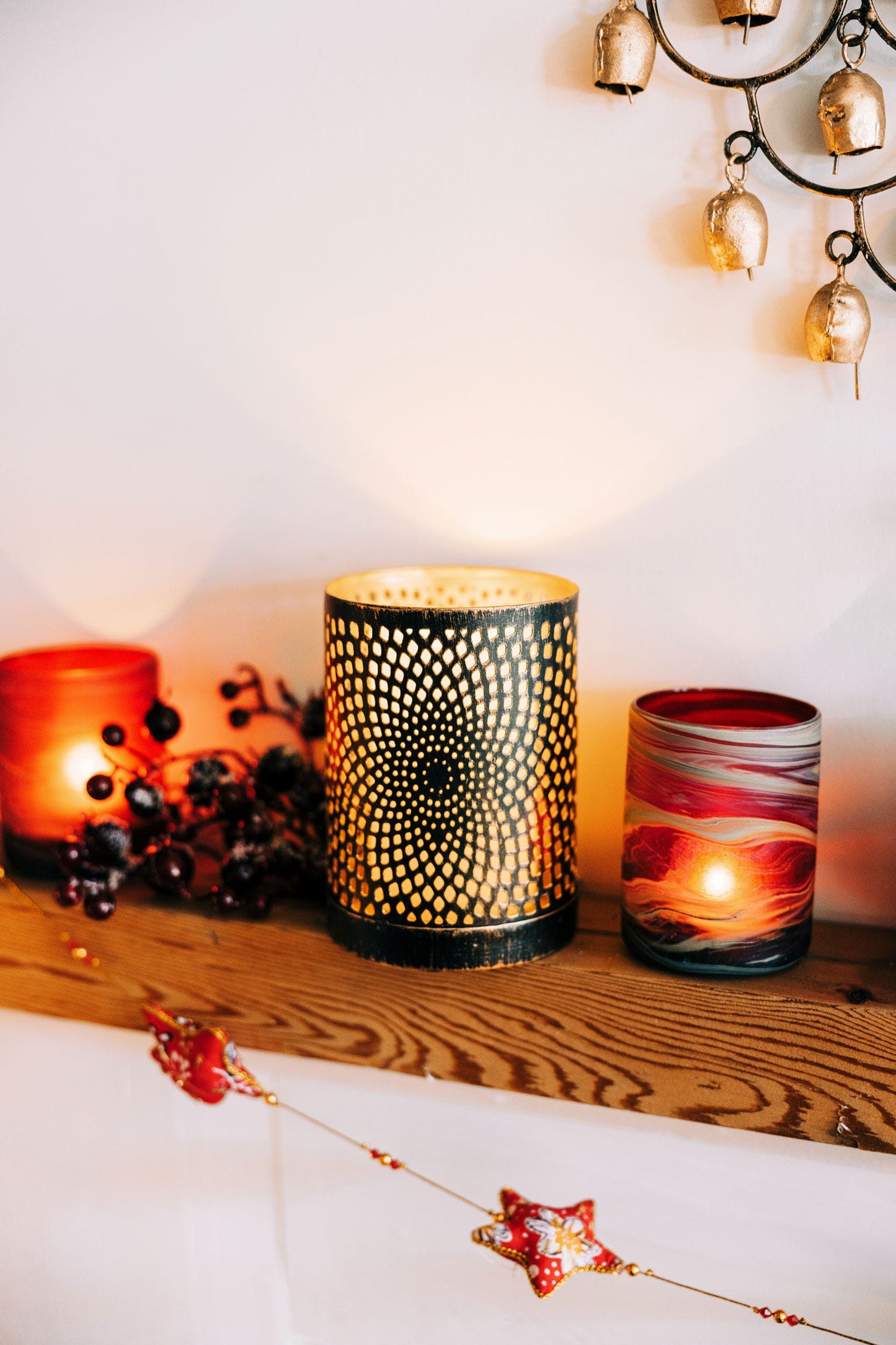 Candleholder w/sand Phoenician glass 3Dx4H red/blu
