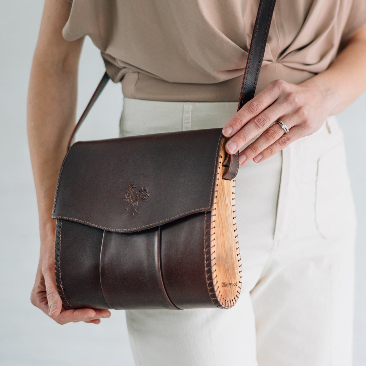 Purse structured leather/olive wood 8x8 brn/nat