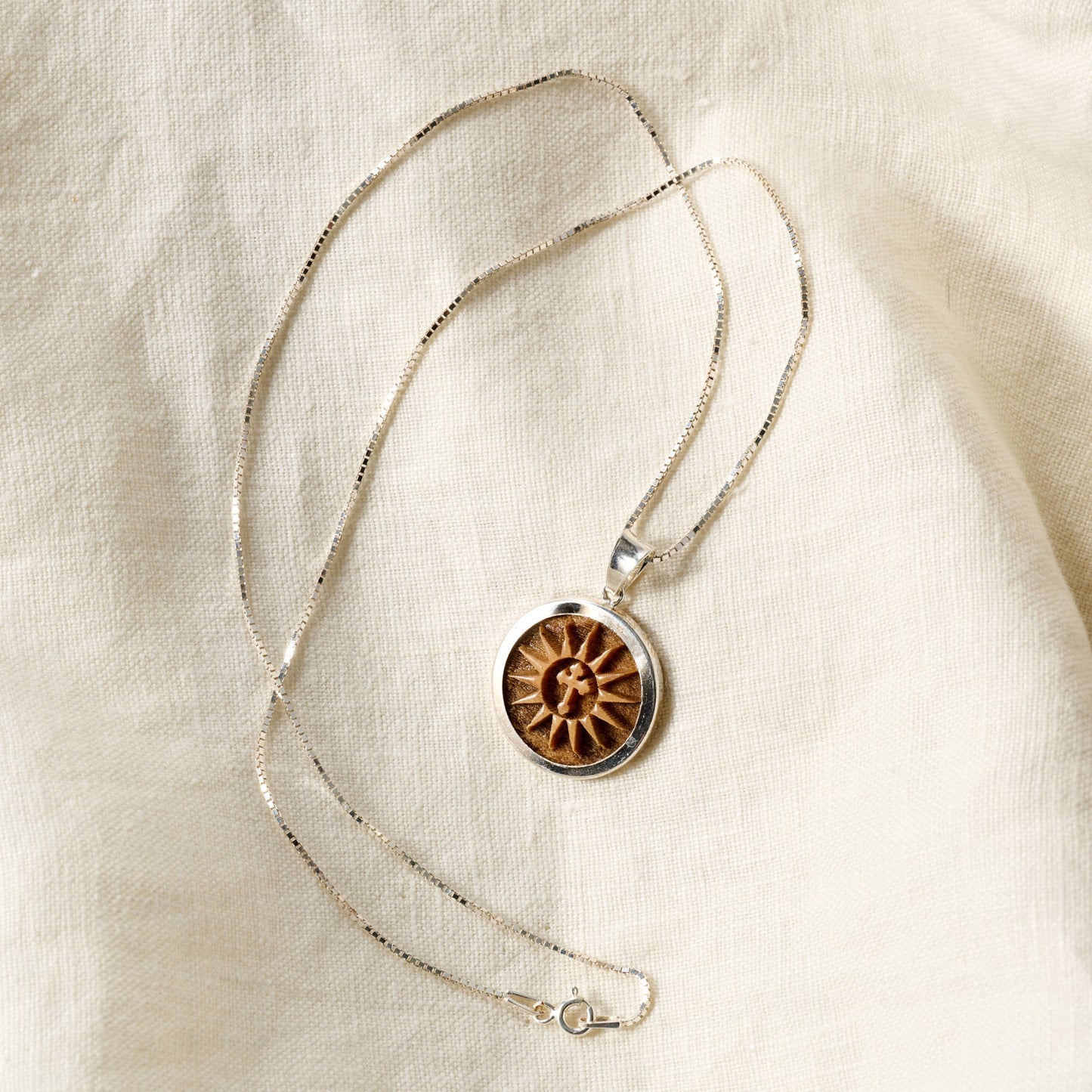 Necklace sunburst/cross olive wd/silv 18L nat/silv