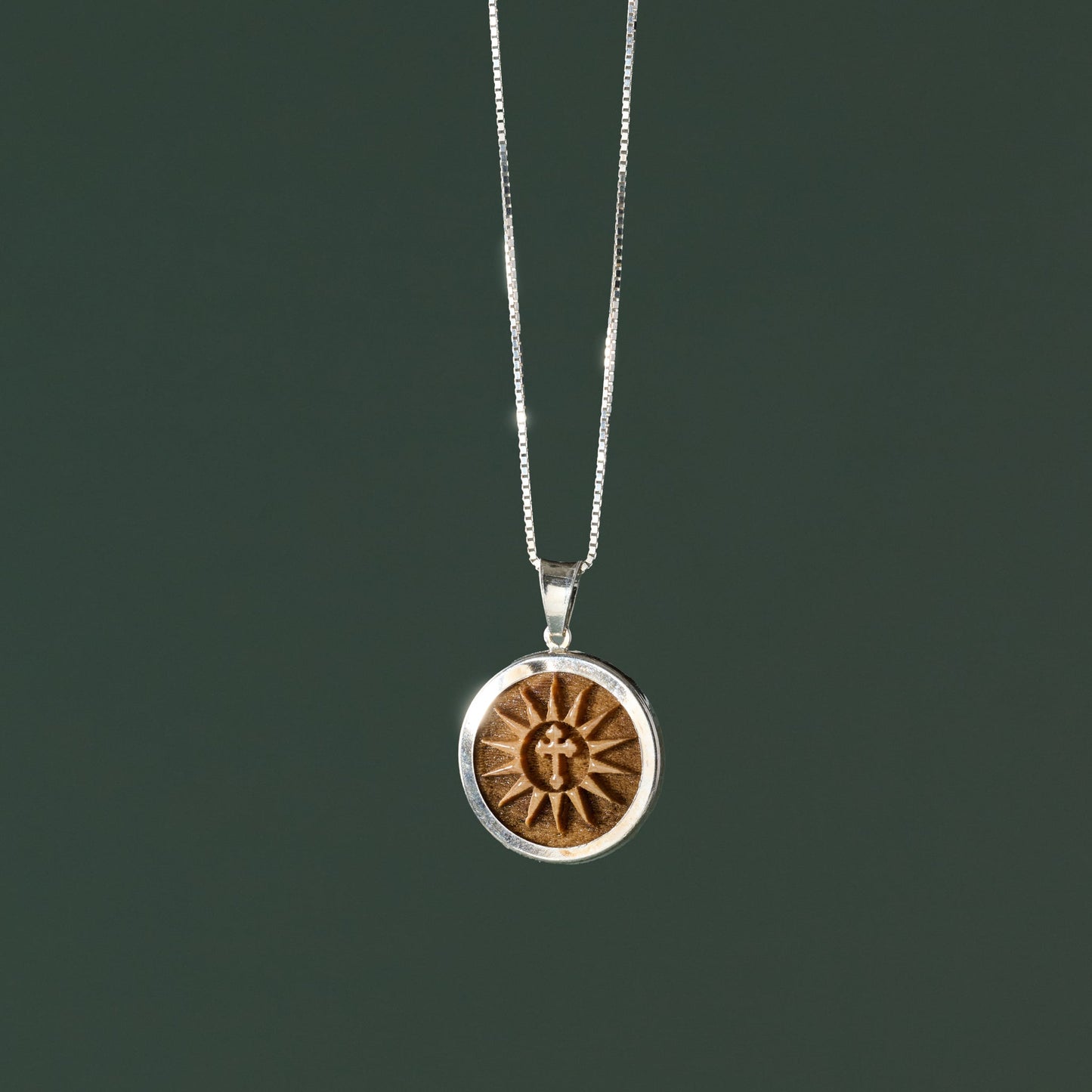 Necklace sunburst/cross olive wd/silv 18L nat/silv