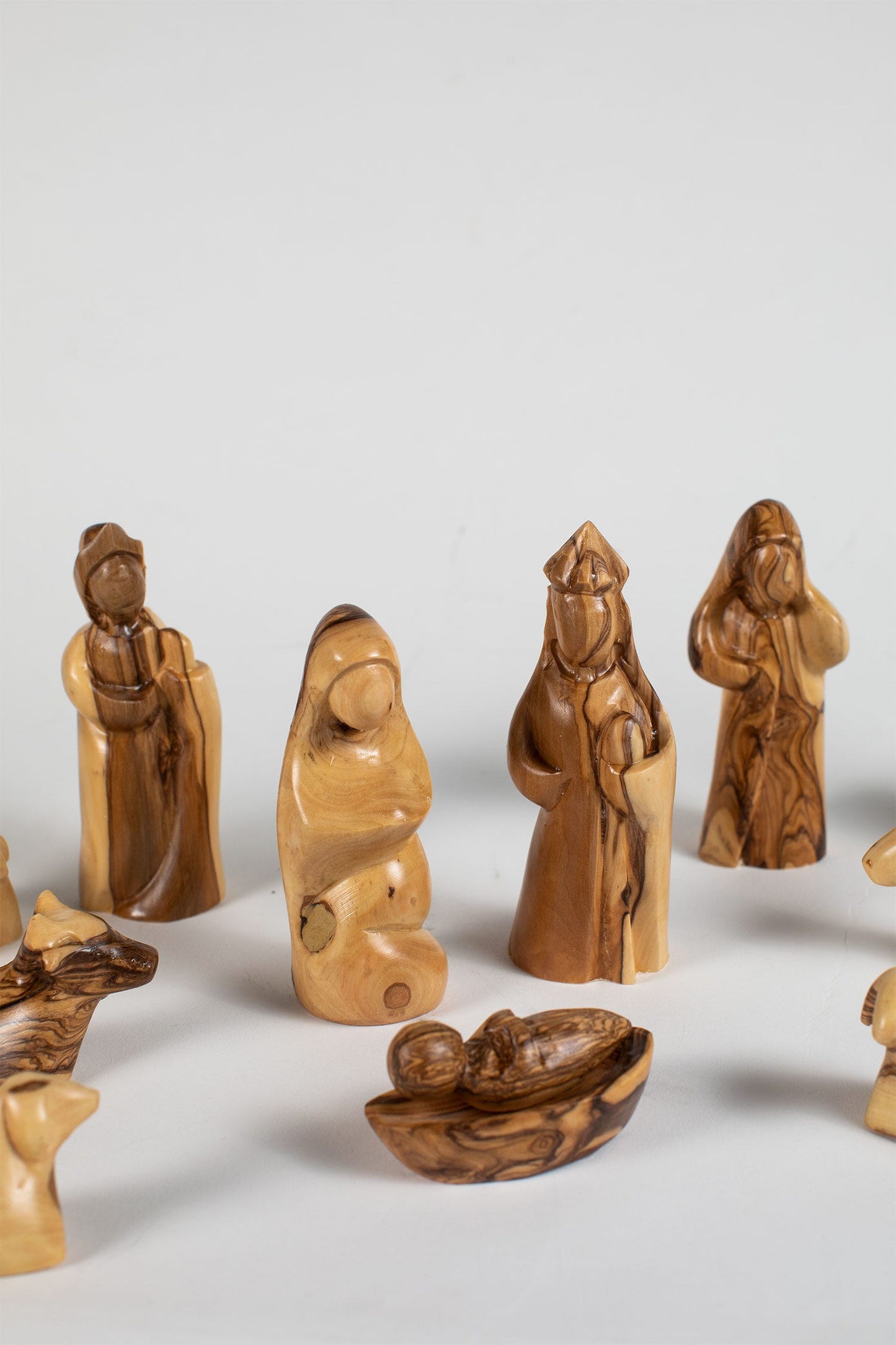 Nativity w/animals S/12 stylized olive wd 5.5H nat