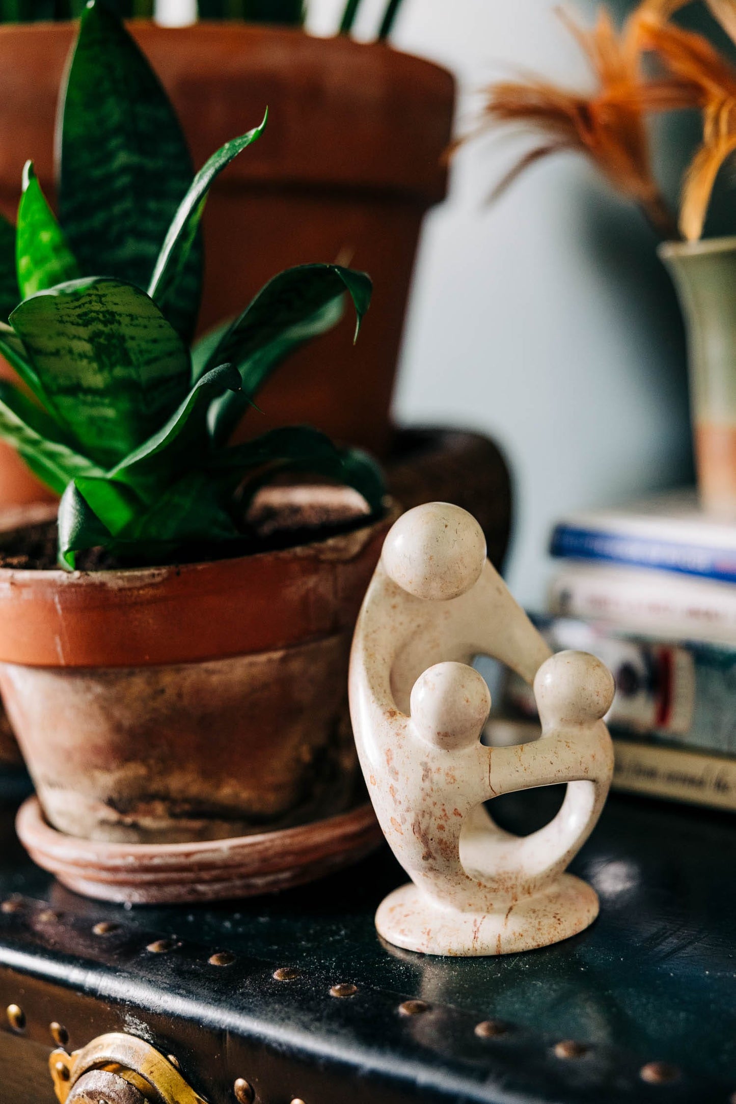 Sculpture adult/two children kisii 3Dx5H nat/asst