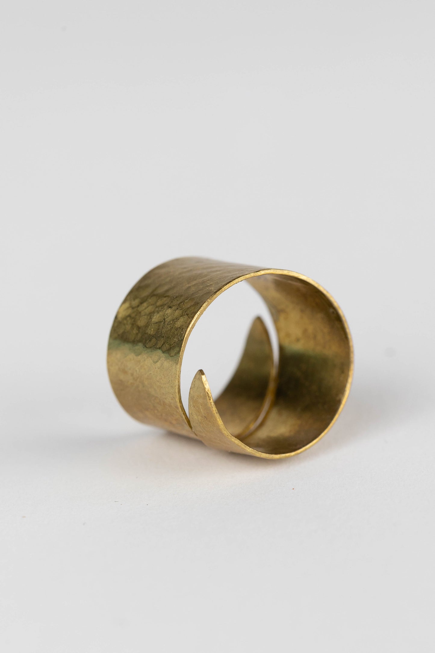 Ring hammered wrap brass .75W brass