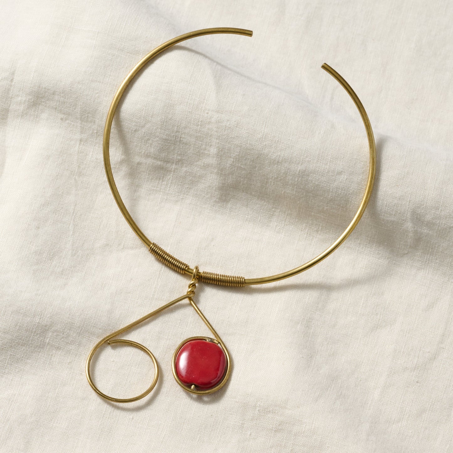 Choker w/single bead cer/br 5D adj red/brass