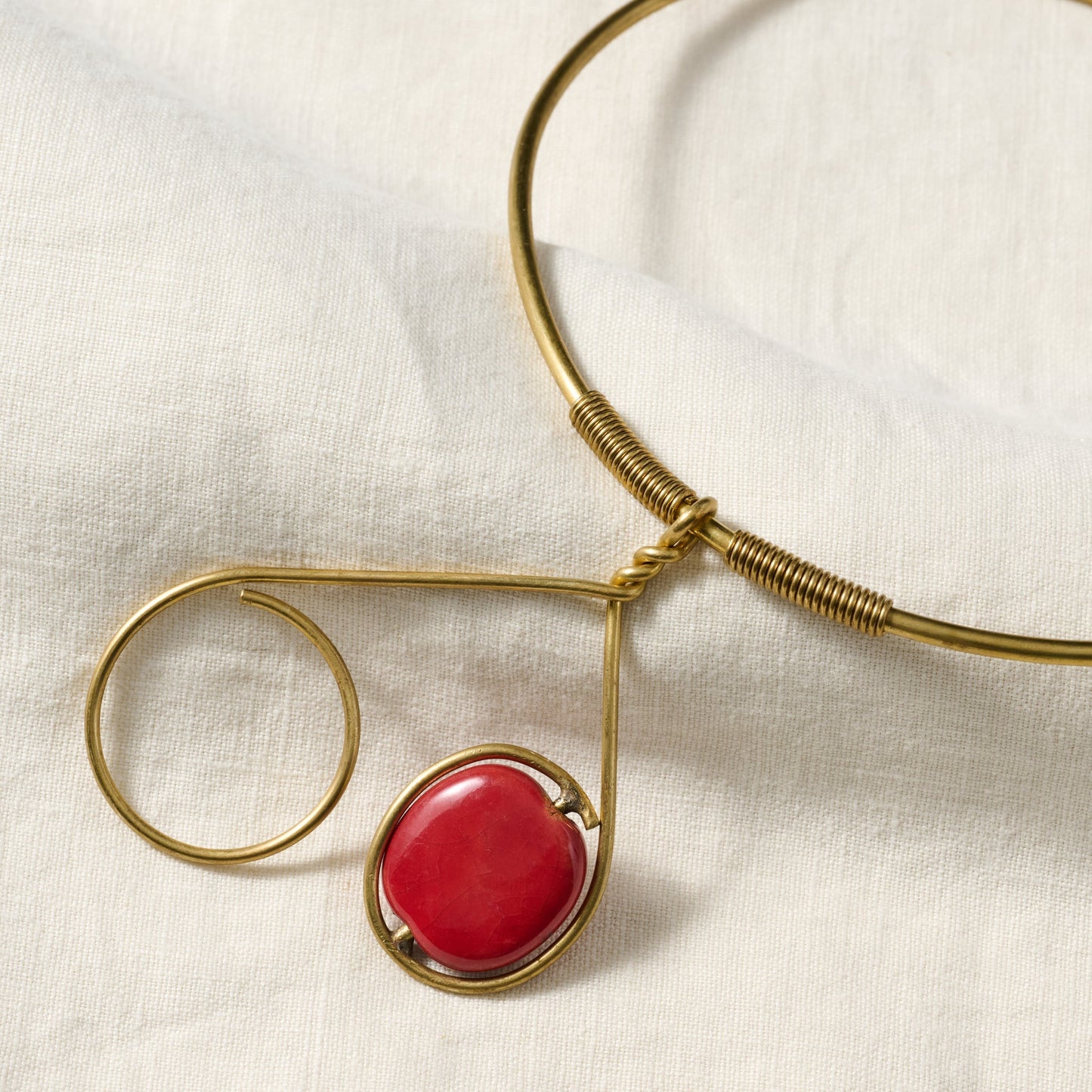Choker w/single bead cer/br 5D adj red/brass