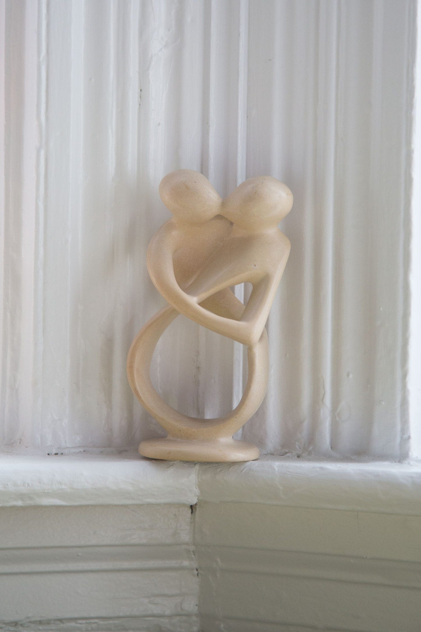 Statue kisii kissing couple st 6H nat