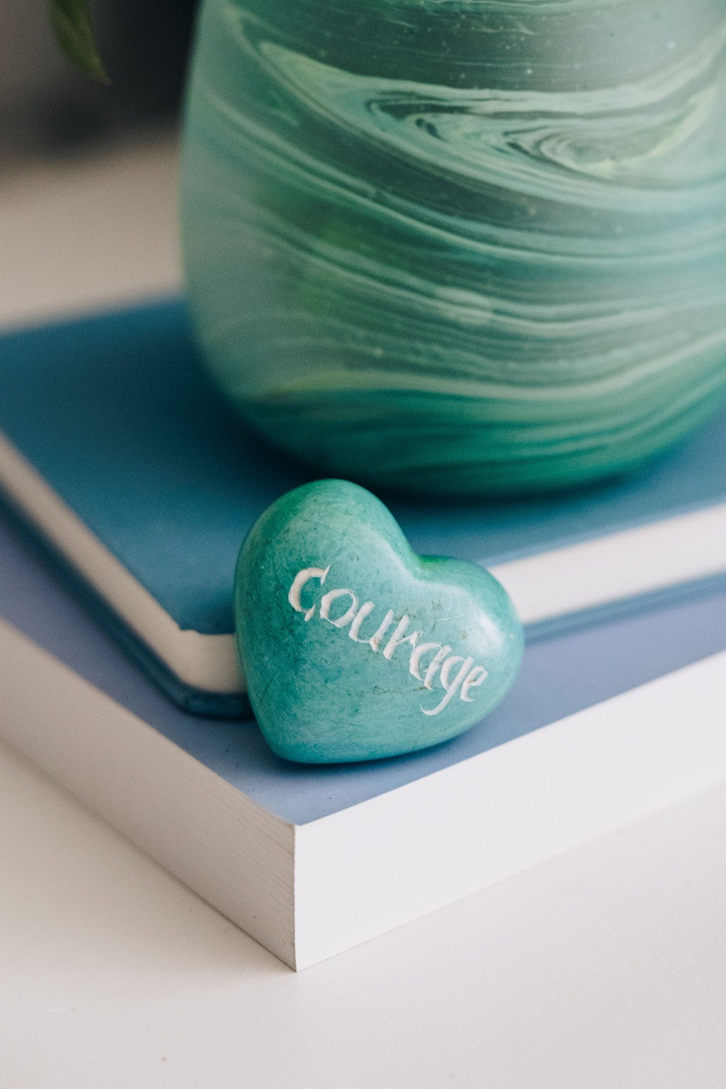 Paperweight COURAGE M/5 kisii green
